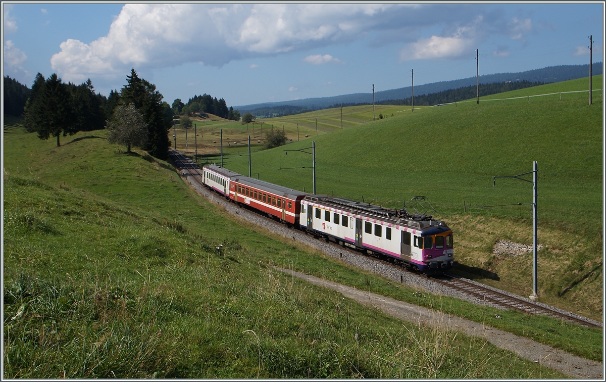 Der  Schülerzug  nach Le Pont kurz vor Les Charbonnières.
5. Sept. 2014 