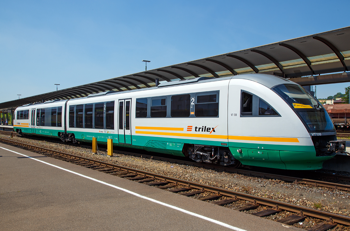 
Der Siemens Desiro Classic Dieseltriebzug VT 13 (95 80 0642 313-0 D-VBG / 95 80 0642 813-9 D-VBG) der trilex (eine Marke der Vogtlandbahn) am 01.07.2015 im Bahnhof Marktredwitz.

Der Verbrennungstriebwagen wurde 2002 von Siemens in Uerdingen unter den Fabriknummern 93052 + 93053 gebaut. 

Der Dieseltriebzug wird von zwei Sechszylinder-Dieselmotoren mit je 315 kW (428 PS) Leistung angetrieben. Diese befinden sich jeweils unter dem Hochflurbereich zwischen dem angetriebenem Drehgestell und dem Niederflurbereich. Ihr Drehmoment wird über ein hydro-mechanisches 5-Gang-Automatikgetriebe mit Anfahrwandler und integriertem Retarder auf das äußere Drehgestell übertragen (dieselmechanisch, hydraulischer Anfahrwandler).

Technische Daten:
Spurweite: 1435 mm (Normalspur)
Achsformel: B’(2)B’
Länge über Kupplung: 41.700 mm
Drehzapfenabständ: 2 x 16.000 mm
Achsabstände i. d. Drehgestellen: 1.900 / 2.650 /1.900 mm
Breite: 2.830 mm
Leergewicht ca. 68,2 t
zul. Gesamtgewicht 88,7 t
Höchstgeschwindigkeit: 120 km/h
Scharfenberg Kupplung: Typ 10 