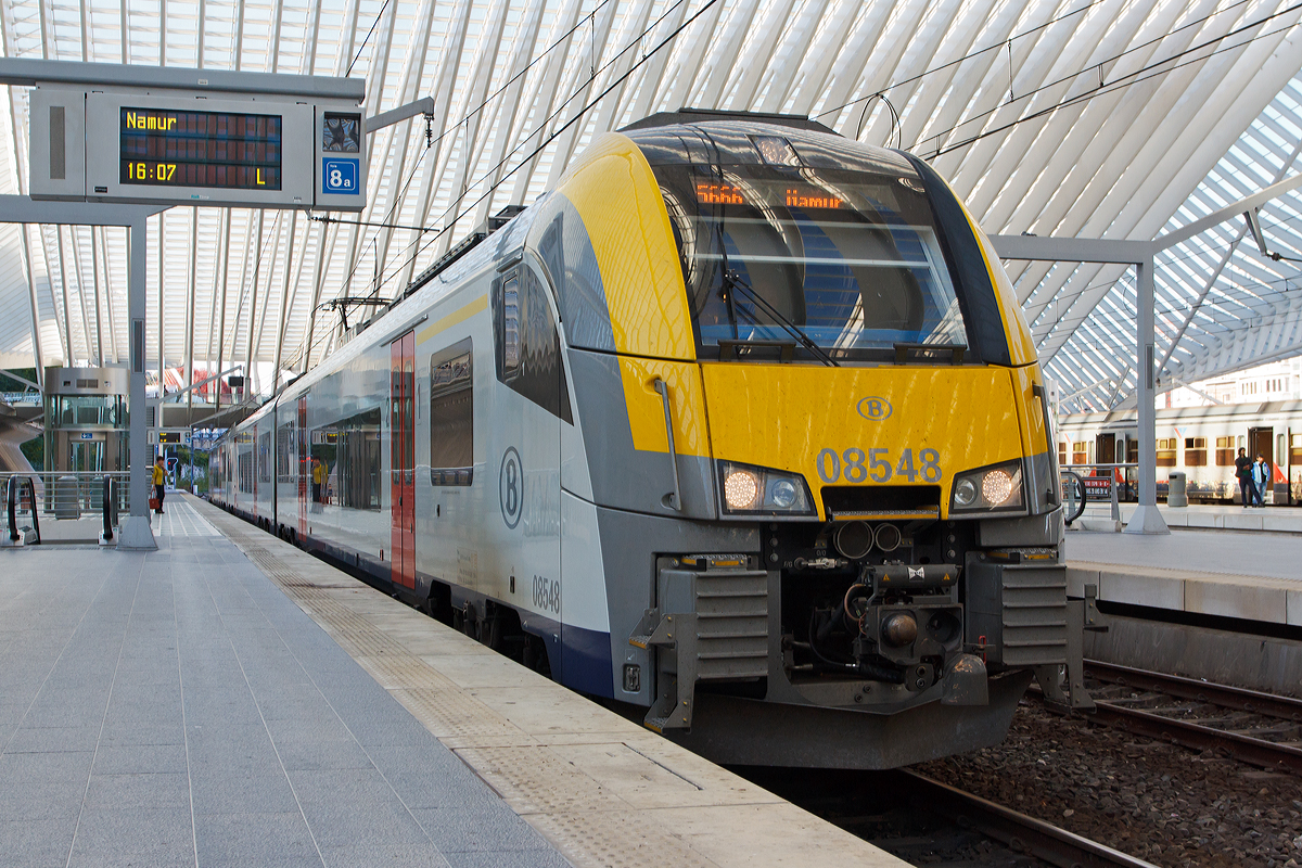 
Der Siemens Desiro ML Triebzug AM 08 548 der SNCB NMBS (AM = Automotrice) steht am 18.10.2014 im Bahnhof Liège Guillemins als Regionalzug 5666 nach Namur (niederländisch Namen) bereit.

Der Siemens Desiro ML (MainLine) ist ein Einzelwagentriebzug aus dem von Siemens Rail Systems entwickelten Fahrzeugkonzept Desiro. Für die Belgische Staatsbahn NMBS/SNCB befinden sich 305 dreiteilige elektrische Triebzüge der Baureihe AM 08 seit Herbst 2009 in Produktion, die ersten Fahrzeuge wurden im Dezember 2011 in Dienst gestellt. Die Triebzüge 08 001 bis 08 210 für die GEN/RER Brüssel sind nur für 3 kV DC vorgesehen, 08 501 bis 595 sind Mehrsystemfähig (3 kV DC und  25 kV 50 Hz AC).

Die Fahrzeuge besitzen Niederflureinstiege auf 80 cm Höhe über Schienenoberkante mit einer Breite von 1,3 Metern, der größte Teil der Sitzplätze ist stufenlos erreichbar. Es sind barrierefreie Zustiege und Wagendurchgänge sowie ein behindertengerechtes WC installiert. Die Fahrzeuge sind voll klimatisiert. Ein optisches und akustisches Fahrgastinformationssystem informiert die Passagiere. Konventionelle Drehgestelle des Typs SF6500 aus dem Siemens-Werk in Graz sollen zur kostengünstigen Instandhaltung beitragen. Sie besitzen unter anderem bewährte Schwingenführungen, Schraubenfedern und eine sekundäre Luftfederung und sind damit eine direkte Weiterentwicklung der Drehgestelle des Typs SF6000, die im NS Sprinter Lighttrain zum Einsatz kommen. Die Befahrbarkeit von engen Gleisradien bis zu 80 Metern ist möglich.

Die Triebzüge werden mit dem Zugsicherungssystem Trainguard 100 (ETCS Level 1) sowie mit Trainguard-Geräten angebundenen Ausstattungen des belgischen Systems TBL 1+ versehen. Ohne Fahrtunterbrechung kann zwischen beiden Systemen umgeschaltet werden. Die Triebzüge können in Mehrfachtraktion gefahren werden.

Die Produktion findet seit 2009 im Siemens Werk Krefeld-Uerdingen statt. Die Inbetriebsetzung und Kundenabnahme erfolgte im Siemens Prüfcenter Wegberg-Wildenrath. An der Fertigung beteiligt ist das belgische Werk von Bombardier Transportation in Brügge, wo für 155 Zugkompositionen der Endausbau stattfindet.


Technische Daten:
Spurweiten: 1.435 mm
Achsfolge: Bo‘Bo‘+2‘2‘+Bo‘Bo‘
Länge über Kupplung: 79.907 mm
Drehzapfenabstand: 18.620 mm
Achsabstand im Drehgestell: 2.300 mm
Raddurchmesser: 850 mm (neu) / 780 mm (abgenutzt)
Leergewicht:  ca. 145 t
Höchstgeschwindigkeit 160 km/h
Antriebsleistung:  2.200 kW
Anfahrbeschleunigung bis: 1,1 m/s2
Energieversorgung:  3 kV DC oder 3 kV DC / 25 kV 50 Hz AC
Fußbodenhöhe: 800 mm
Einstiegstüren:  2 je Einzelwagenseite
Türbreite: 1.300 mm
Sitzplätze: 280 Sitzplätze
Max. Achslast : 17 t
Kleinster befahrbarer Gleisbogen: 110 m (Betrieb) / 80 m (Werkstatt)
