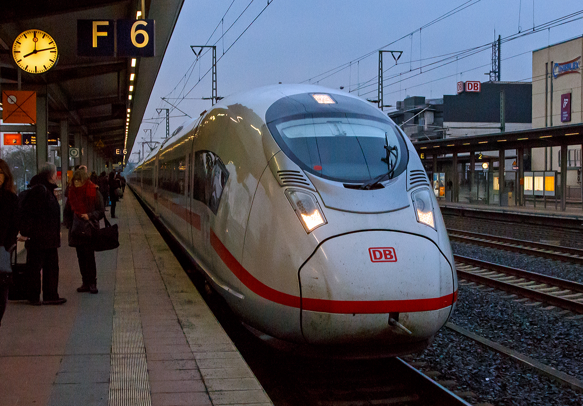 
Der Siemens Velaro D (ICE3 der BR 407) Tz 711 erreicht am 17.02.2017, als ICE 513 Münster Hbf – Frankfurt am M. Flughafen – München Hbf, den Bahnhof Siegburg/Bonn. 