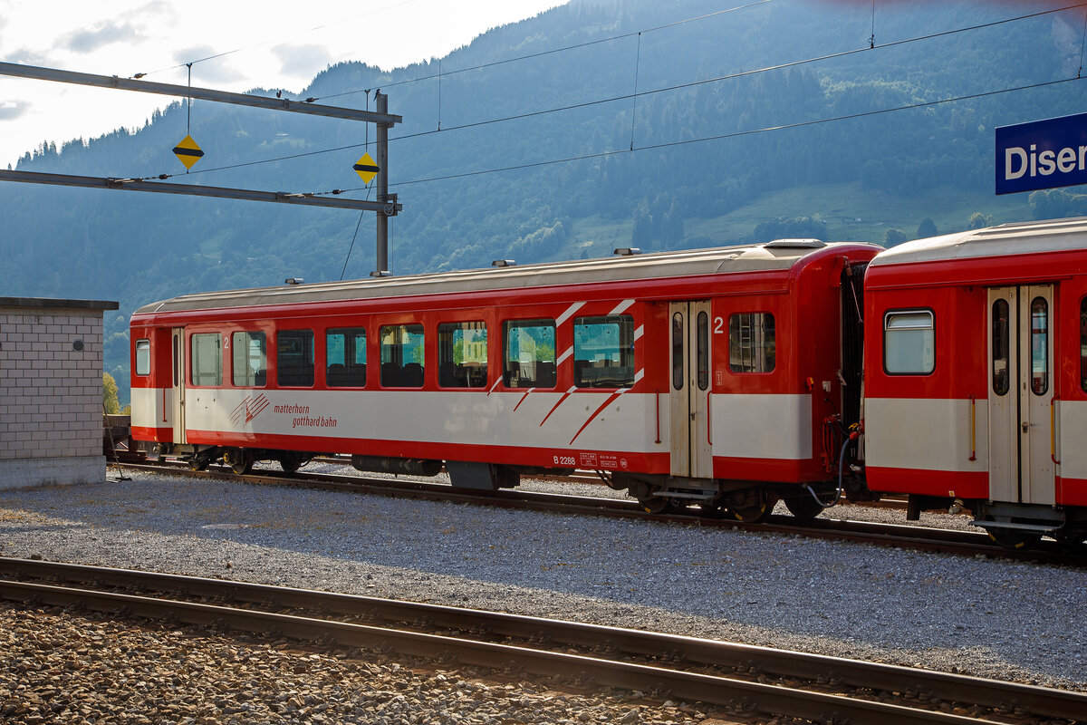 Der SIG EW I (bzw. Brünig Typ III) 2te Klasse Personenwagen MGB B 2088, ex BVZ B 2088, abgestellt am 07 September 2021 beim Bahnhof Disentis/Mustér. 

Die SBB wählten für ihre einzige Schmalspurbahn, die Brünigbahn (heute Teil der Zentralbahn) nicht FFA, sondern SIG als Lieferantin der Einheitswagen. Deren Entwurf hielt sich äußerlich stärker an das normalspurige Vorbild, indem Plattform und Toilette außerhalb der Einstiege angesetzt wurden. Die Einstiegstüren wurden über den Drehgestellen angeordnet. Der Sitzteiler in der 2. Klasse ist mit 1.540 mm sogar noch geringer als beim FFA EW I ausgefallen.

Der Beschaffung bei der SIG schlossen sich auch BOB und BVZ an. FO und die MOB, als einzige Adhäsionsbahn, verzichteten auf eine Endplattform, was den Wagen ein eigenartiges unsymmetrisches Aussehen gibt. 

So beschaffte  zwischen 1968 und 1975 die BVZ (heute MGB) mit den A 2071-2078 bzw. B 2281-2290 insgesamt 18 neue Einheitswagen. Die Fahrzeuge sind eng verwandt mit den Einheitswagen Typ III der SBB Brünigbahn sowie den Wagen der BOB. Dank ihrer Vielfachsteuerleitung werden sie gemeinsam mit den Steuerwagen Bt 2251-2254 im Pendelzugdienst eingesetzt, häufig sind bzw. waren sie auch im  Glacier Express  anzutreffen. Zwei der Erstklasswagen wurden zwischenzeitlich mit einem Gepäckabteil bestückt und als AD 2077-2078 bezeichnet. Nach der Fusion der BVZ mit der FO zur Matterhorn Gotthard Bahn (MGB) wurden Modifizierungen an der Belüftung durchgeführt und zusätzliche Aggregate auf dem Dach montiert.

Da die Wagen für den Einsatz auf Zahnradbahnen konzipiert sind, wurde möglichst gewichtssparend gebaut. Es gibt (außer früher bei den Brünig AB) nur ein WC. Der Kasten ist aus Aluminium.

Technische Daten:
Baujahr: 1975 (1997 Umbau)
Spurweite: 1.000 mm
Länge über Puffer : 18.070 mm
Wagenkastenlänge: 17.300 mm
Drehzapfenabstand: 12.830 mm
Drehgestelle: SIG-66 mit Bremszahnrad
Eigengewicht: 13,4 t
Sitzplätze: 64 in der 2. Klasse
Zul. Höchstgeschwindigkeit: 90 km/h
Zugelassen für Netz der: MGB und RhB
