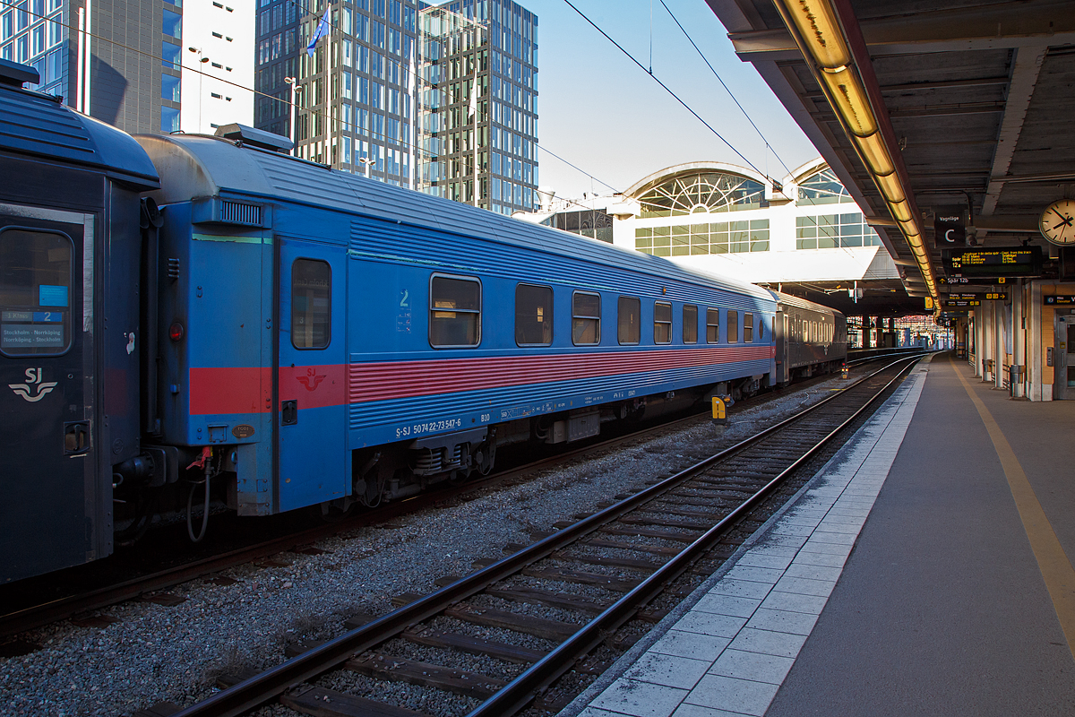 Der SJ 2. Klasse Reisezugwagen S-SJ 50 74 22-73 547-6 der Gattung B10 (SJ 5547) am 22.03.2019 im Zugverband von einem Regionalzug im Bahnhof Stockholm Central.

Diese Wagen sind aus der SJ Serie 1980, welche eine Sammelbezeichnung für Personenwagen der schwedischen Bahngesellschaft Statens Järnvägar (SJ) ist, die von 1979 bis 1994 gebaut wurden. Dieser Wagen war ein ursprünglicher B2 Wagen von denen zwischen 1988-1989 von Kalmar Verkstads AB 45 Stück gebaut wurden. Die Wagen haben ASEA-Drehgestelle. Zwischen 2001 bis 2003 wurden für den Regionalverkehr 35 Wagen in diese B 10 Wagen umgebaut und somit die Sitzplatzkapazität von 69 auf 85 erhöht.

TECHNISCHE DATEN:
Spurweite: 1.435 mm
Länge über Puffer: 26.400 mm
Drehzapfenabstand: 18.500 mm
Achsstand im Drehgestell: 2.600 mm
Drehgestellbauart: ASEA
Leergewicht: 48 t
Höchstgeschwindigkeit:  160 km/h
Sitzplätze: 85 in der  2. Klasse
Abteile: Großraum
Toiletten: 2 (eine ist behindertengerecht)
Zulassung: Schweden
Bremse: KE-GPR (D)