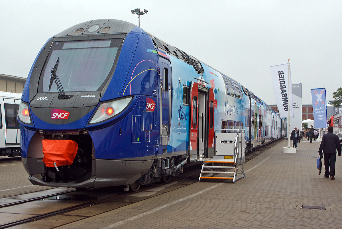 
Der SNCF Rgio2N Triebzug (Rames) 009L (Baureihe Z 55500), hier Z 55517/18 der ter Rgion Centre ein achtteiliger elektrischer Doppelstocktriebzug vom Typ Bombardier OMNEO wurde auf der Inno Trans 2014 in Berlin prsentiert, hier am 26.09.2014. Die Endwagen haben die NVR-Nummern 94 87 55 00 517-0 F-SNCF und 94 87 55 00 518-1 F-SNCF.

Die SNCF hat bis Ende 2013, fr zehn Regionen,  207 Zge (6, 7, 8 oder 10-teilig) fest bestellt, zudem gibt es eine Option ber 653 weitere Zge. Diese Rgio2N-Zge sind Gliedertriebzge mit Jakobs-Drehgestellen. Der Zug besteht abwechselnd aus einstckigen und doppelstckigen Wagen, welche im Baukastenprinzip miteinander kombiniert werden knnen. Die Zge bestehen aus bis zu vier verschiedenen Wagentypen: einstckige Endwagen (14,30 m), doppelstckige Endwagen (19,21 m), ein- (10,02 m) und doppelstckige Mittelwagen. Die doppelstckigen Mittelwagen knnen in kurzer (13,69 m) und langer (15,44 m) Ausfhrung gebaut werden. Die doppelstckigen Mittelwagen weisen keine Tren auf, letztere befinden sich in den einstckigen Mittelwagen (2 Tren pro Fahrzeugseite) und den Endwagen (jeweils eine pro Fahrzeugseite). Die Tren sind 1,6 m breit und die Einstiegshhe betrgt 60 cm ber Schienenoberkante. Auf den einstckigen Mittelwagen befinden sich zudem die Stromabnehmer.

Es werden verschiedene Zugkonfigurationen angeboten. Die hier prsentierte Garnitur ist wie folgt zusammengestellt:
einstckiger Endwagen, 14.300 mm lang, mit einer Tr/Seite;
doppelstckiger Mittelwagen,15.445 mm lang;
einstckiger Mittelwagen,10.200 mm lang, mit zwei Tren/Seite;
doppelstckiger Mittelwagen,15.445 mm lang;
einstckiger Mittelwagen,10.200 mm lang, mit zwei Tren/Seite;
doppelstckiger Mittelwagen,15.445 mm lang;
einstckiger Mittelwagen,10.200 mm lang, mit zwei Tren/Seite, sowie 
doppelstckiger Endwagen, 19.210 mm lang, mit einer Tr/Seite.

Die Innenausstattung lsst sich entsprechend den Anforderungen des Bestellers anpassen. Dazu knnen die Sitzaufteilung (2+1-, 2+2- oder 2+3-Bestuhlung) und der Sitzabstand (grere Beinfreiheit auf berregionalen Strecken) verndert werden.

Auergewhnliche Kapazitt und erhhter Fahrgastkomfort (laut Hersteller):
-	Ein innovatives Zugkonzept mit ein- und zweistckigen Waggons
-	Drei Meter breite Wagenksten
-	15% mehr Kapazitt im Vergleich zur 2+2 Sitzkonfiguration (verglichen mit der 2+2 Variante bei traditionellen Doppelstockzgen)
-	Stufenloser Einstieg an allen Fahrgasttren
-	MITRAC  TM1510 PS Permanentmagnetmotor fr weniger angetriebene Achsen durch hhere Leistungsdichte


Technische Daten Z55 500 (8-teilig) der ter Rgion Centre
Hersteller: Bombardier
Spurweite: 1435 mm (Normalspur)
Lnge ber Kupplung: 109.910 mm
Breite des Fahrzeuges einstckiger Wagen: 3.050 mm
Breite des Fahrzeuges zweistckiger Wagen:2.997 mm
Hhe des Fahrzeuges: 4.320 mm
Sitzpltze: 515
Hchstgeschwindigkeit: 160 km/h (Z56500 - V200 intercity 200km/h)
Dauerleistung:  2.550 kW
Antrieb: 4 Synchronmotoren mit Dauermagneten
Stromsystem:  1,5 kV DC / 25 kV 50 Hz AC
