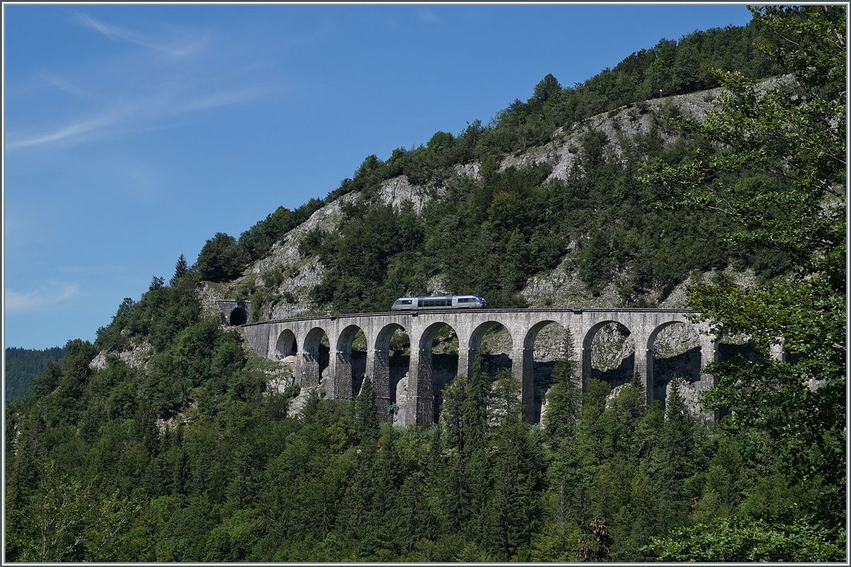 Der SNCF X 73657 ist als als TER 895511 von Dole nach St-Claude unterwegs und fährt auf dem Weg nach Morez über den aus zehn Bogen bestehenden und in einer langen Kurve liegenden 165 Meter langen Viaduc des Crottes. Da die Gegend stark bewaldet ist, war es nicht einfach eine geeignete Fotostelle zu finden. Doch die Streckenführung ist so faszinierend, dass ich mich schon jetzt auf eine weiteren Besuch freue und auch schon Ansätze für das Auffinden weiterer Fotostellen habe.

10. August 2021