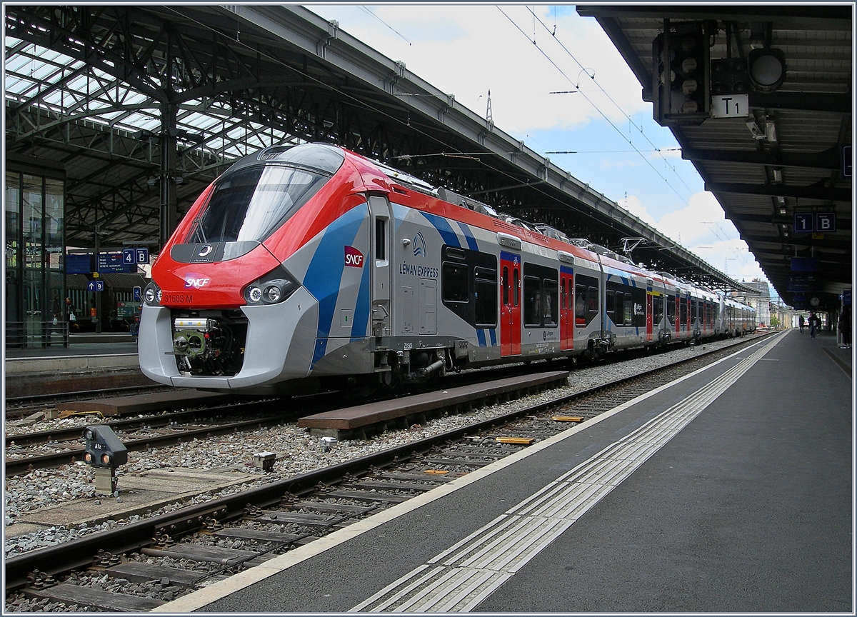 Der SNCF Z 31503 M (UIC 94 87 0031 503-9F-SNCF) Coradia Polyvalent régional tricourant zeigt sich in der gelungen LÉMAN EXPRESS Farbgebung bei Probefahrten mit dem Z 31501 in SNCF blaugrau in Lausanne.

29. April 2019