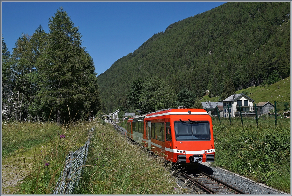 Der SNCF Z 850 N° 52 (94 87 0001 854-2F-SNCF) erreicht von Les Houches kommend sein Ziel  Vallorcine.

7. Juli 2020