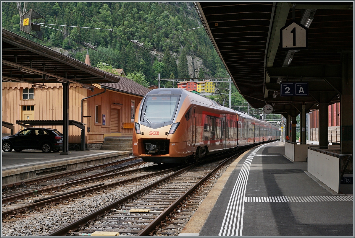 Der SOB RABe 526 106/206  Treno Gotthardo  verlässt Göschenen in Richtung Basel.

23. Juni 2021