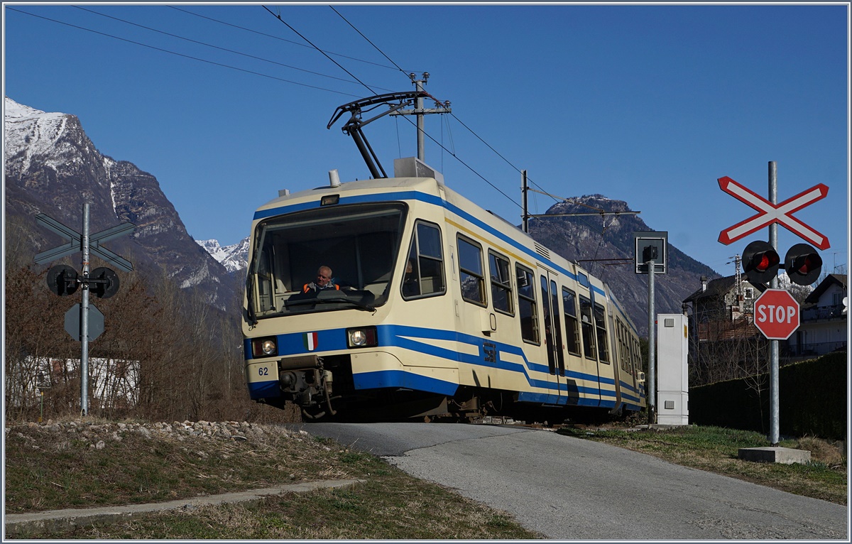 Der SSIF ABe 4/6 62 erreicht bei Croppo schon fast sein Ziel Domodossola.
11. März 2017