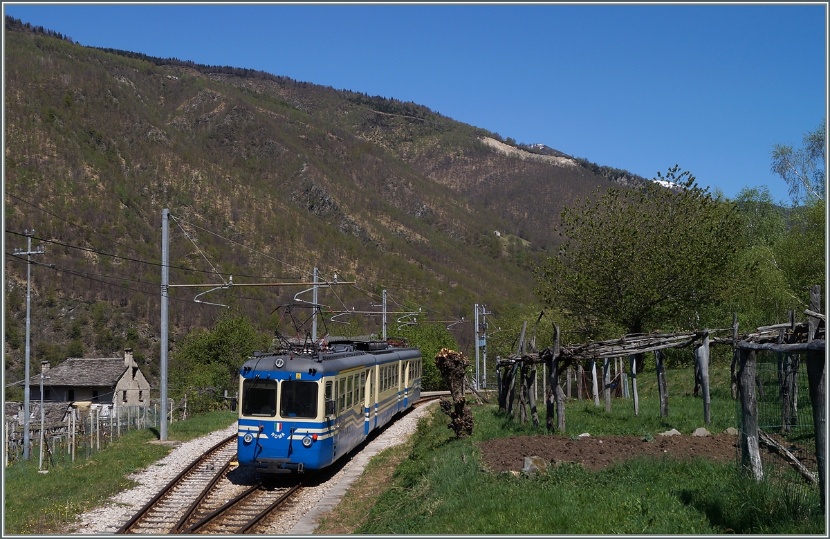 Der SSIF ABe 8/8 21  Roma  erreicht als Regionalzug 763 Verigo. 
15. April 2014 