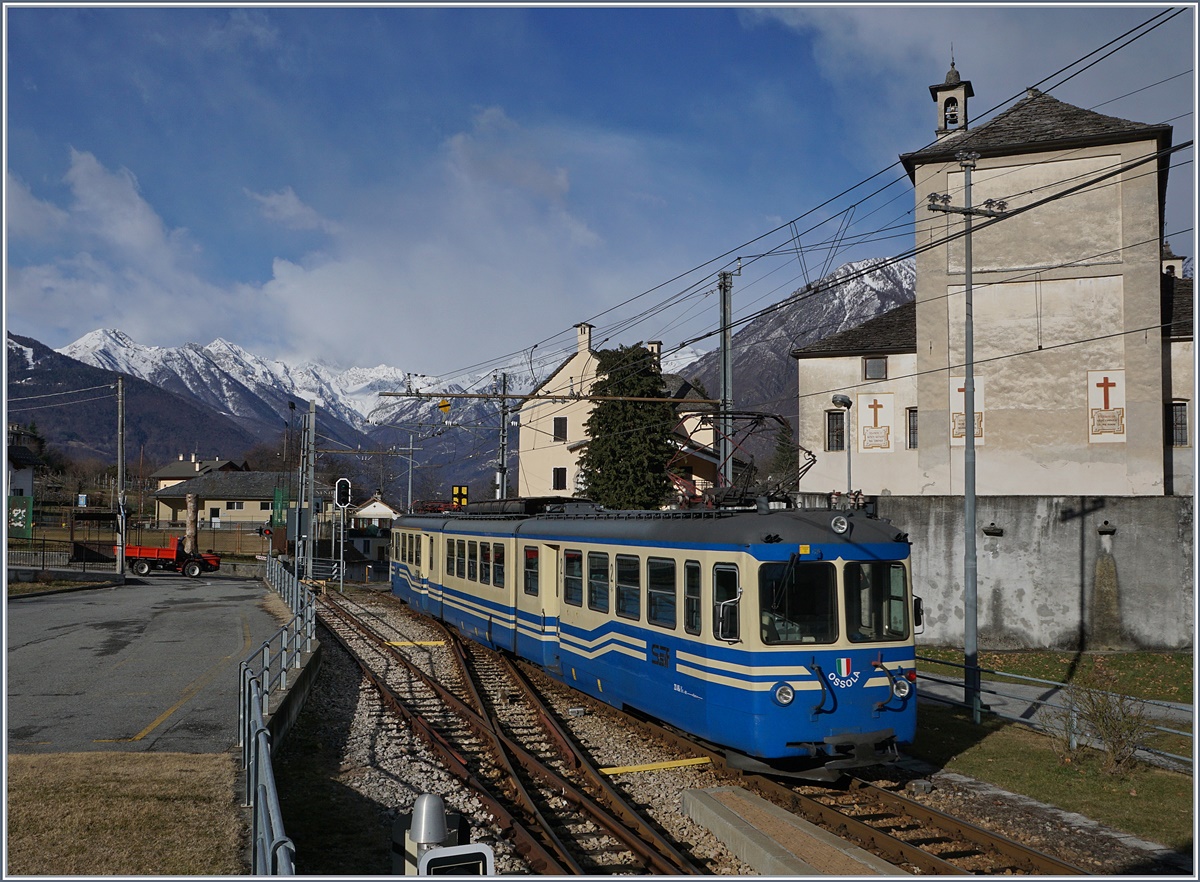 Der SSIF ABe 8/8 23 Ossola verlässt als Schnellzug D 32 Trontano Richtung Domodossola.
1. März 2017