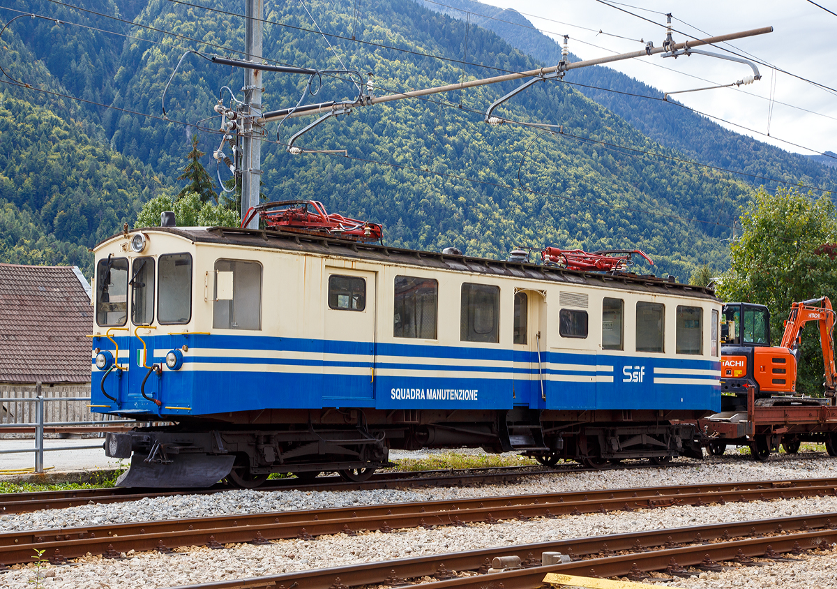 Der SSIF Squadra Manutenzione De 4/4 18, ex SSIF ABDe4/4 18, ex FART ABDe4/4 18, ex FRT ABFe 4/4 18, ex FRT BCFe4/4 18 ist am 15 September 2017 beim Bahnhof Santa Maria Maggiore (Stazione SSIF di Santa Maria Maggiore) abgestellt.

Als BCFe 4/4 wurden die ersten acht elektrischen Triebwagen bezeichnet, die die Societ subalpina di imprese ferroviarie (SSIF) zusammen mit der Societ delle Ferrovie Regionali Ticinesi (FRT, Vorgnger der FART) 1923 zur Erffnung der Strecke zwischen Locarno und Domodossola angeschafft haben. Ursprnglich gehrten die Triebwagen 11–16 der SIFF, die Triebwagen 17+18 der FRT. Anlsslich der anschlieenden wurden 1956 die Triebwagen in ABFe 4/4 und ab 1960 in ABDe 4/4 umgezeichnet.

Die Fahrzeuge wurden von Carminati e Toselli (CeT) in Mailand hergestellt. Die elektrische Ausrstung wurde von der BBC-Tochter Tecnomasio Italiano Brown Boveri (TIBB) geliefert. Die Fahrzeuge konnten auf der Rampe mit 60 Promille Steigung eine Anhngelast von 65 Tonnen befrdern und erreichten dabei 20 km/h. Bis in die Mitte der 1950er Jahre wurde mit den Fahrzeugen der gesamte Betrieb abgewickelt. Um 1956 wurden sie umbenannt, weil sie wie alle Fahrzeuge in dieser Zeit an die neue Klasseneinteilung angepasst wurden. Heute bezeichnet man sie als ABDe 4/4. Mit der Inbetriebnahme der vier ABe 8/8, welche die internationalen Schnellzge bernahmen, traten sie in die zweite Reihe.

Als im Jahr 1945 zwei der drei Triebwagen der Locarno–Ponte Brolla–Bignasco-Bahn (LPB, auch bekannt als Maggiatalbahn) bei einer Frontalkollision beschdigt wurden, brauchte man dringend ein Ersatzfahrzeug. Deshalb entfernte man beim Triebwagen Nr. 18 den Pantografen ber dem Gepckabteil und ersetzte ihn durch eine Kontaktrute. Danach verkehrte er fr gut einen Monat auf der Maggiatalbahn, bevor er wieder abgezogen wurde. 1964 bis zur Stilllegung am 28. November 1965 verkehrte regelmig auf der Maggiatalbahn eingesetzt. Nach einer Kollision mit dem ABe 8/8 22 im August 1987 wurde der ABDe4/4 18 an die SSIF verkauft. Die SSIF baute ihn 1972 wiederauf, zunchst rot lackiert wurde er nun als De 4/4 18 klassifiziert als Dienstfahrzeug verwendet. 

Drei Fahrzeuge (11, 14, 15) fielen Brnden zum Opfer und wurden anschlieend abgebrochen. Triebwagen Nummer 12 stie im Oktober 1980 ebenfalls mit dem ABe 8/8 22 zusammen und wurde in der Folge verschrottet. Der Triebwagen 16 bekam im Jahr 1975 in der SSIF Werkstatt einen neuen sthlernen Wagenkasten. der Triebwagen 17 wurde 1962 einer Modernisierung unterzogen, bevor er 1967 wie auch der 18er von der FART an die SSIF verkauft wurde.

TECHNISCHE DATEN:
Gebaute Anzahl: 8
Baujahr: 1923
Spurweite: 	1.000 mm (Meterspur)
Achsformel: Bo'Bo'
Lnge ber Puffer: 14.400 mm
Drehzapfenabstand:  8.500 mm
Achsabstand im Drehgestell: 2.200 mm 
Laufraddurchmesser: 920 mm (neu)
Dienstgewicht: 29,7 t
Hchstgeschwindigkeit: 45 km/h
Stundenleistung: 418 PS
bersetzung: 1:5,1
Stromsystem: 1.200 V Gleichstrom
Zugbremse: Druckluft
Kupplungstyp: Zentralpuffer mit 2 Schraubenkupplungen
Sitzpltze: 36 (6 in der 1. und 30 in der 2. Klasse)

Trotz Unfllen und Auerdienststellung sind die Triebwagen Nr. 16, 17 und 18 weiterhin bei der SSIF (als Diensttriebwagen) vorhanden
