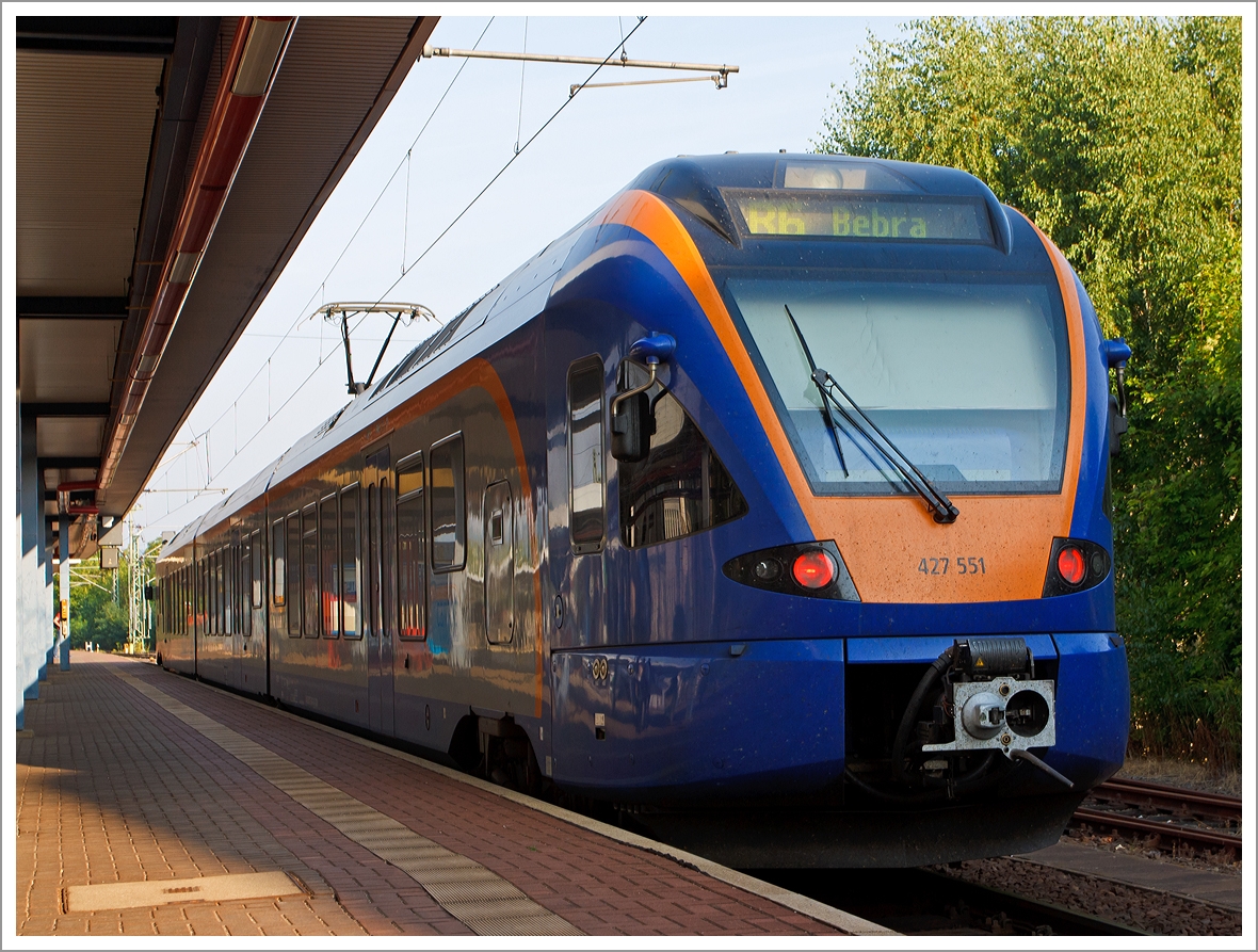 Der Stadler FLIRT 427 051 / 427 551 der cantus Verkehrsgesellschaft mbH steht am 24.08.2013 im Hauptbahnhof Eisenach als R6  (Thüringer Bahn)  Eisenach - Herleshausen - Bebra bereit.

Die cantus gehört zu gleichen Teilen der Hessischen Landesbahn GmbH (HLB) sowie der BeNEX GmbH, einer Tochter der Hamburger Hochbahn AG (HHA).