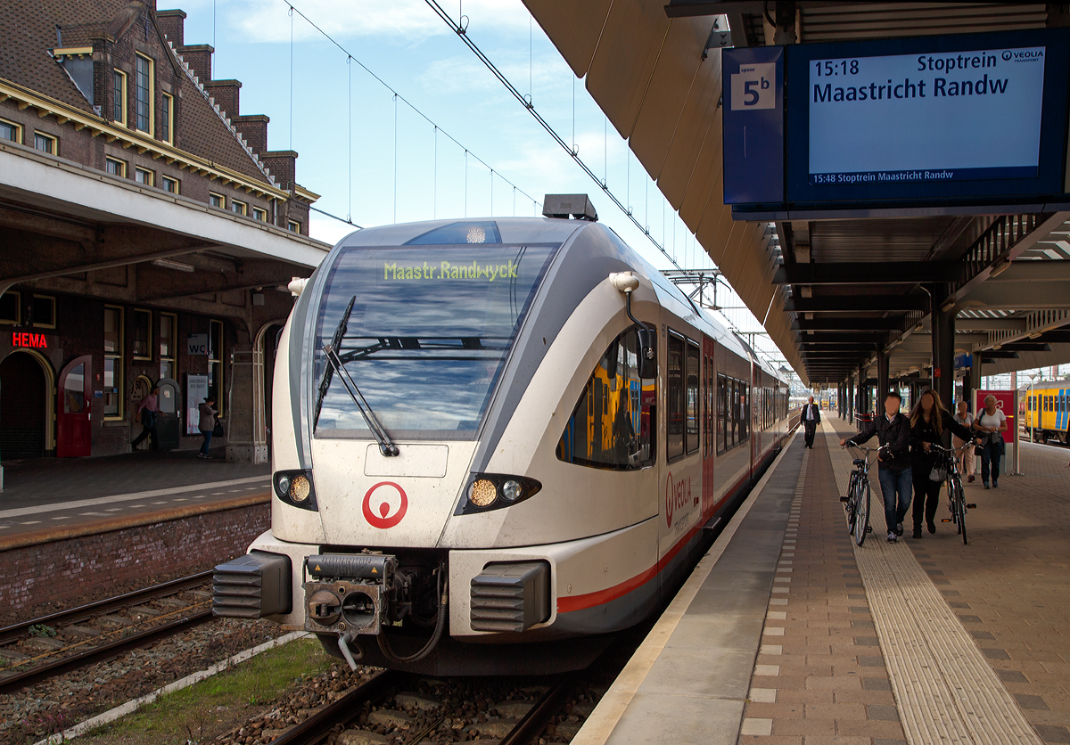 
Der Stadler GTW 2/8 – 651, ein Elektrischer Gelenktriebwagen (EMU),  der VEOLIA Transport Niederlande am 03.10.2015 beim Halt im Bahnhof Maastricht. Er fhrt die Verbindung Kerkrade – Heerlen - Maastricht Randwyck.

Fr den Regionalverkehr im Sden der Niederlande beschafft VEOLIA Transport 8 neue elektrische Gelenktriebwagen fr 1500 V Gleichspannung. Davon wurden 5 GTW 2/6 und 3 GTW 2/8 geliefert. Die sind Zge in der Provinz Limburg auf der Strecke Maastricht – Kerkrade im Einsatz. Diese Generation der GTW Triebwagen erfllt die neue europische Norm EN 15227, welche die Energieabsorption bei Zusammensten regelt. Deutlich hier zusehen an den Energieabsorber (rechts und links der Scharfenberg Kupplung) Die Zge sind behindertengerecht ausgerstet und verfgen ber eine geschlossene Toilettenanlage.

Ein GTW 2/6 besteht aus: Dem mittigem Antriebsmodul auch Antriebscontainer genannt, dessen beiden Achsen angetrieben sind und das Fahrzeug bewegen. Und zwei leicht gebaute Niederflurwagenkasten als Endmodul (mit Fhrerstand) mit je einem Drehgestell sttzen sich auf das Antriebsmodul, somit ergibt sich die Achsfolge 2'Bo'2. Es ergibt sich auch eine sehr gute Raumausnutzung der Endmodule, nur ist das Fahrzeug durch das Antriebsmodul in zwei Hlften geteilt und der Gang durch den Antriebscontainer nicht barrierefrei passierbar.

Bei dem GTW 2/8 (wie dieser), ist zustzlich noch ein Mittelwagen (Niederflurwagenkasten mit einem Drehgestell) zwischen dem Antriebsmodul und dem Endmodul gehuppelt. So hat dieser dann die Achsfolge 2’Bo’2’ 2’.

Technische Daten von dem GTW 2/8 (EMU):
Inbetriebsetzung:  2008
Spurweite:  1.435 mm
Achsfolge:  2’Bo’2’ 2’
Lnge ber Kupplung:  55.937 mm
Fahrzeugbreite:  2.990 mm 
Fahrzeughhe:  4.300 mm
Fubodenhhe:  830 mm (Niederflur)/ 996 mm (Hochflur)
Einstiegsbreite:  1.300 mm
Dienstgewicht:  ca. 84.5 t
Achsabstand (Trieb- und Laufdrehgestell):  2.100 mm
Triebraddurchmesser (neu): 860 mm
Laufraddurchmesser (neu):  750 mm
Max. Leistung am Rad: 1.100 kW
Anfahrzugkraft:  80 kN
Hchstgeschwindigkeit 140 km/h
Speisespannung: 1.5 kV DC
Sitzpltze:  2. Klasse 159 / 1. Klasse 16
Klappsitze: 17