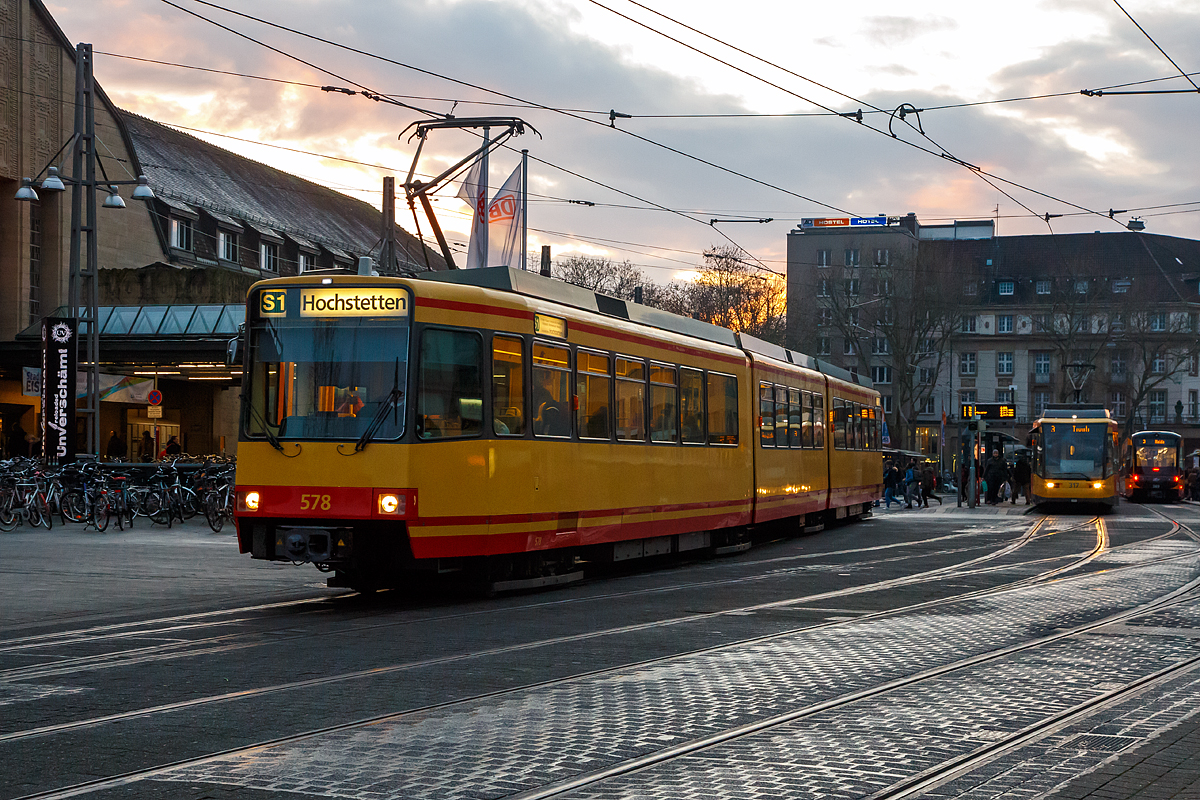 
Der Stadtbahntriebwagen AVG 578, ex AVG 538, ein DUEWAG GT8-80C, verlsst am 16.12.2017, als S 1von Bad Herrenalb nach Hochstetten, die Station Karlsruhe Hbf (Vorplatz).

Der GT8-80C ist ein Stadtbahnfahrzeug, auf der Basis des Fahrzeugtyps GT6-80C durch Einfgen eines zustzlichen Mittelteils, bei der DUEWAG fr  die Verkehrsbetriebe Karlsruhe und die Albtal-Verkehrs-Gesellschaft hergestellt wurde (15 Stck), die elektrische Ausrstung wurde von BBC beziehungsweise ABB zugeliefert. Weitere 25 Stck (wie dieser) entstanden durch den Umbau aus GT6-80C. 

Das Konstruktionsprinzip ist wie beim GT6-80C ebenfalls von dem von DUEWAG gebauten Hochflur-Stadtbahn-Fahrzeug Stadtbahnwagen Typ B abgeleitet und entspricht dem des GT6-80C. Der GT8-80C unterscheidet sich dadurch, dass er ein weiteres Mittelteil und ein weiteres Jakobs-Drehgestell besitzt. Er ist dadurch mit 38,41 Metern zehn Meter lnger. Die Kapazitt steigerte sich im Auslieferungszustand um 24 Sitz- und 33 Stehpltze auf 119 Sitzpltze und 124 Stehpltze. Die zwei Lieferserien unterscheiden sich durch ihre unterschiedlichen Mittelteile. Die 1989 gelieferte dritte Lieferserie erhielt ein Mittelteil mit Dachrandverglasung (Panoramaabteil), Klimaanlage und Teppichboden, jedoch keine zustzliche Tr. Die vierte Lieferserie (1991) erhielt zugunsten eines schnelleren Fahrgastwechsels ein Mittelteil mit einer Tr. Die Dachrandverglasung und die Klimaanlage entfielen bei dieser Lieferserie. Dies war auch so bei den 20 Umbauten 1993 und 1997, wobei die ersten 5 Umbauten 1990 das Panoramaabteil erhielten.

Im Gegensatz zu den Stadtbahnwagen Typ B ist das Fahrzeug als Einrichtungswagen ausgelegt und besitzt nur auf einer Seite Tren. Ebenfalls ist nur ein voll eingerichteter Fhrerstand vorhanden, whrend im Heck nur ein Hilfsfhrerstand zur Verfgung steht. 

TECHNISCHE DATEN:
Anzahl: 15 + 25 aus GT6-80C umgebaute
Hersteller: 	DUEWAG, BBC 
Baujahre: 	1989, 1991
Achsformel: 	B'2'2'B'
Spurweite: 	1435 mm (Normalspur)
Lnge ber Kupplung:  38.410 mm
Lnge:  37.370 mm
Hhe:  3.405 mm
Breite:  2.650 mm
Drehzapfenabstand:  10.000 mm / 9.770 mm / 10.000 mm
Achsabstand im Drehgestell:  2.100 mm
Leergewicht:  51,0 t 
Hchstgeschwindigkeit: 	80 km/h
Dauerleistung: 	2  280 kW
Antrieb: Gleichstrommotor (2x)
Stromsystem: 	750 Volt Gleichspannung
Bremse: 	Motorbremse, Federspeicherbremse, Schienenbremse
Steuerung: Choppersteuerung
Kupplungstyp: 	Scharfenberg
Sitzpltze: 	119
Stehpltze: 124
Fubodenhhe: 	1.000 mm
