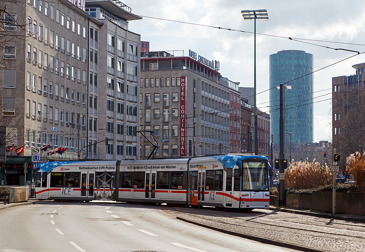 Der Straenbahn ICE....
Der S-Wagen 271 der VGF (Verkehrsgesellschaft Frankfurt am Main mbH) mit Werbung „ICE - Deutsche Bahn“ ein Bombardier Flexity Classic NGT8, als Linie 11 biegt am 28.02.2015 von Am Hauptbahnhof in die Mnchener Strae ab.