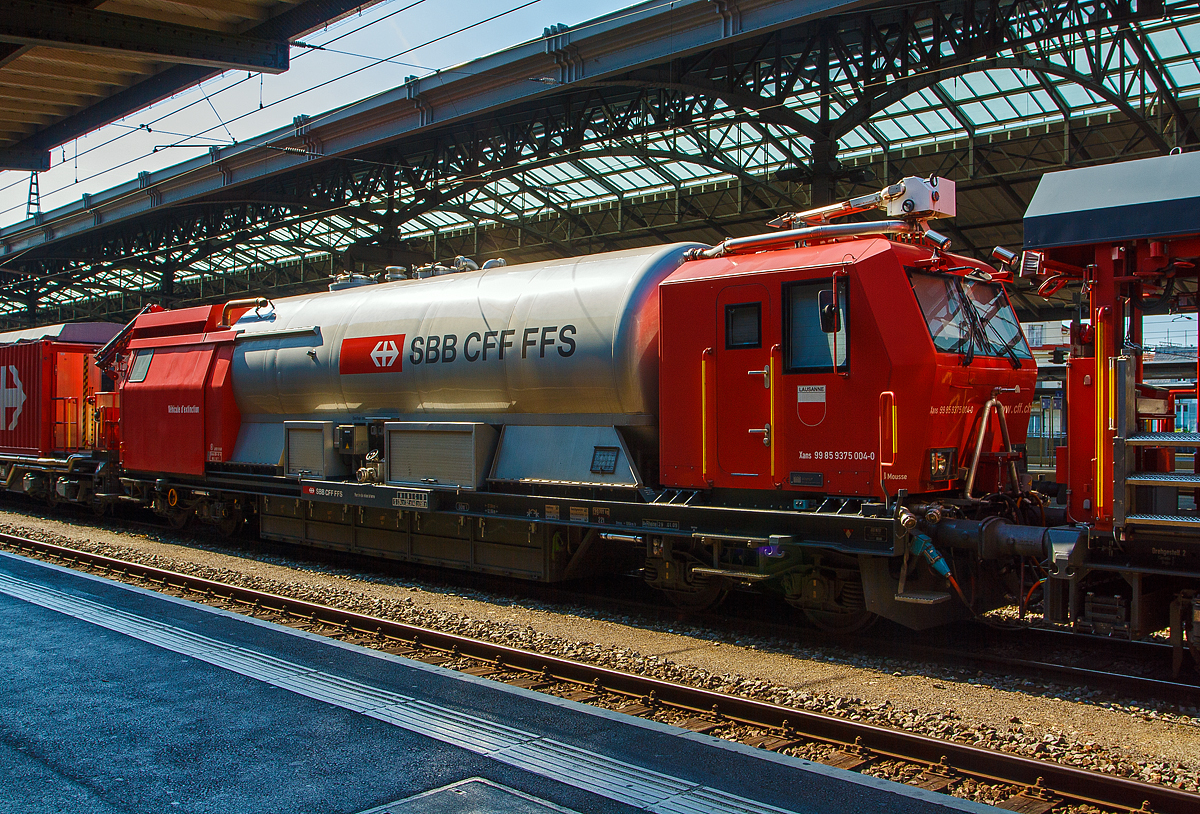 Der Tanklöschwagen Xans 99 85 9375 004-0  von dem Lösch- und Rettungszug (LRZ)  Lausanne  hier am 29.05.2012 im Bahnhof Lausanne.

Der Tanklöschwagen ist ein nicht angetriebener Wagen mit Bremsausstattung zum Kuppeln an ein Zugfahrzeug, mit einseitig aufgebauter Führerstandskabine zum Steuern eines angekuppelten Antriebsfahrzeuges, welches stets das Gerätefahrzeug ist. Gerätefahrzeug und Tanklöschwagen werden nur zu Unterhaltszwecken getrennt. Als Hersteller fungierten die Josef Meyer AG (Fahrzeug), die Windhoff GmbH (Führerkabine), die Dräger Safety AG (Atemluftanlage) und die Vogt AG (Feuerlöschtechnik). 

Der Maschinenraum beinhaltet neben einem 6 Zylinder Dieselmotor (232 kW) auch die Aggregate zur Wasser- und Schaumabgabe der mitgeführten 48.000 Liter Wasser, 1.500 Liter Schaummittel.  Die Wasser-/ Schaumanlage hat eine Reichweite bis zu 70 m.