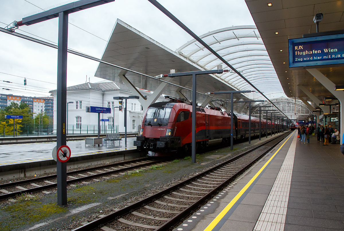 Der Taurus II BB 1116 216 hat am 11.09.2022 mit einem BB Railjet den Hauptbahnhof Salzburg erreicht.

Man beachte die Stromschiene als Oberleitung. Am Gleis 3 und 4 Hauptbahnhof Salzburg sind Deckenstromschienen DSS System Furrer+Frey verbaut, Grund war die Integration der denkmalgeschtzten Bahnsteigberdachung in den modernen Glasbau. Mit der Erneuerung des schnen Gewlbes ber den Gleisanlagen musste auch die Fahrleitung neu gestaltet werden. Die Architekten haben sich fr die Deckenstromschiene entschieden.