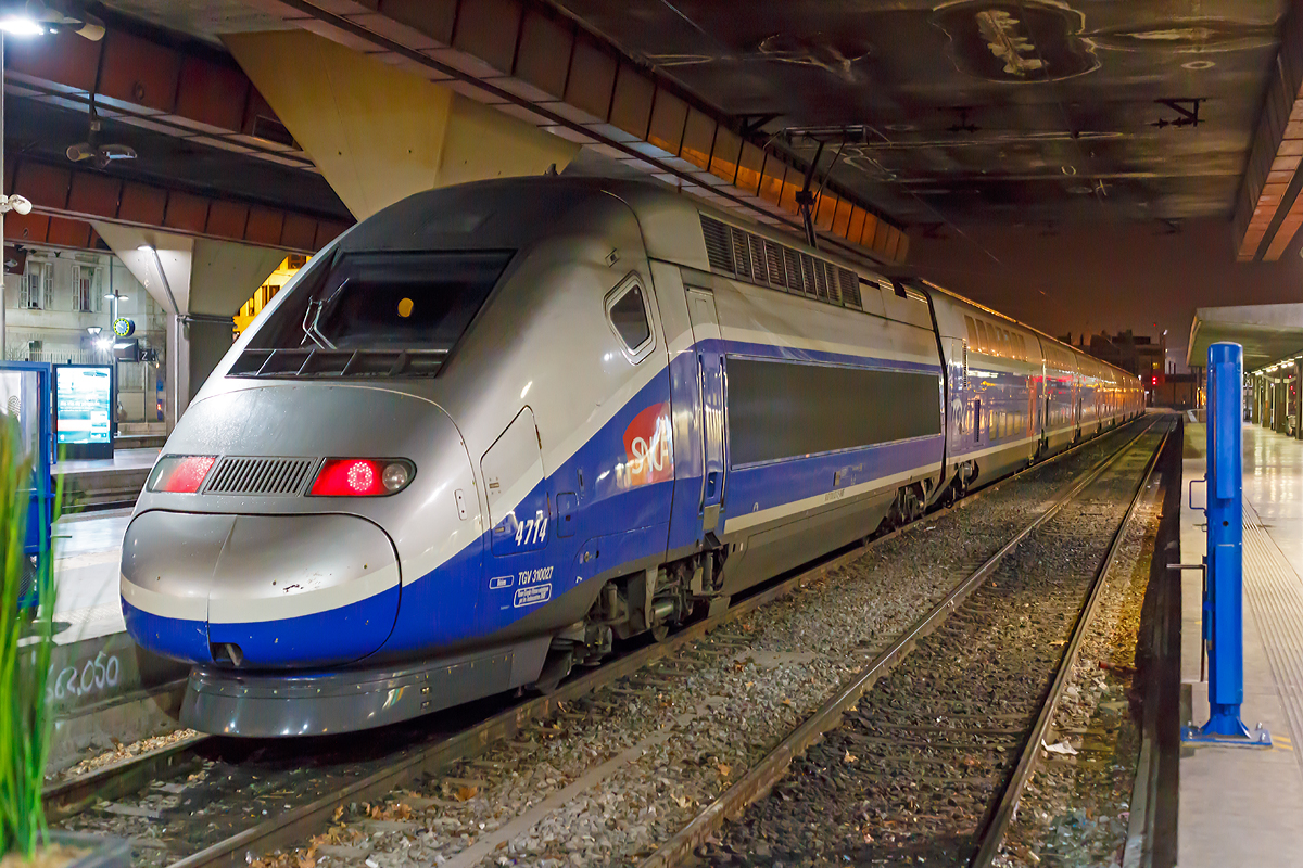 
Der TGV Euroduplex (2N2) 4714 hat, pnktlich nach 7 Stunden und 47 Minuten, als TGV 9580 / TGV 9581 (Frankfurt am Main Main Hbf - Strasbourg  - Lyon . Marseille St-Charles), den Zielbahnhof Marseille Saint-Charles am 24.03.2015 erreicht. 

Auch bei bis zu 320 km/h war das Reisen mit ihm im Oberdeckt sehr angenehm. Dies liegt wohl an dem besonderen Merkmal den Jakobs-Drehgestellen, bei denen zwei aneinanderstoende Mittelwagen gemeinsam auf einem Drehgestell aufliegen und daher nicht getrennt werden knnen. Sie geben dem Zug ein niedriges Gewicht, eine besondere Laufruhe und verringern die Wahrscheinlichkeit des Entgleisens. Ein Nachteil dieser Bauweise ist, dass die Zge nur mit groem Aufwand getrennt werden knnen. Whrend die Triebkpfe standardmig abgekuppelt und teilweise baureihenbergreifend gewechselt werden knnen, sind fr die Trennung von Mittelwageneinheiten spezielle Hebevorrichtungen in den Depots notwendig.