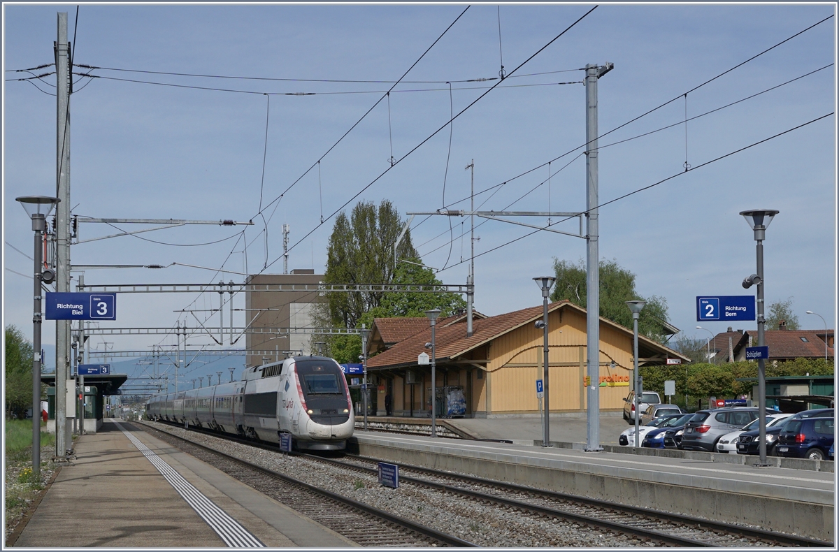 Der TGV Lyria 4411 ist als Leerfahrt in Schüpfen nach Bern unterwegs. 
Die heute hauptsächlich im Lokal-Verkehr genutzte Strecke Bern - Biel hat durchaus internationale Züge gesehen: Lange Zeit verkehrten hier Schnellzüge von Bern nach Paris via Delle, sogar mit Schlafwagen, zudem gab es Kurswagen Milano - Porrentruy und nicht zuletzt, wenn auch nur ein kleiner Abschnitt der Strecke benutzt wurde, die Auto im Zug Verbindung von Lyss nach s'Herzogenbosch via Büren a/A - Olten. 

24. April 2019