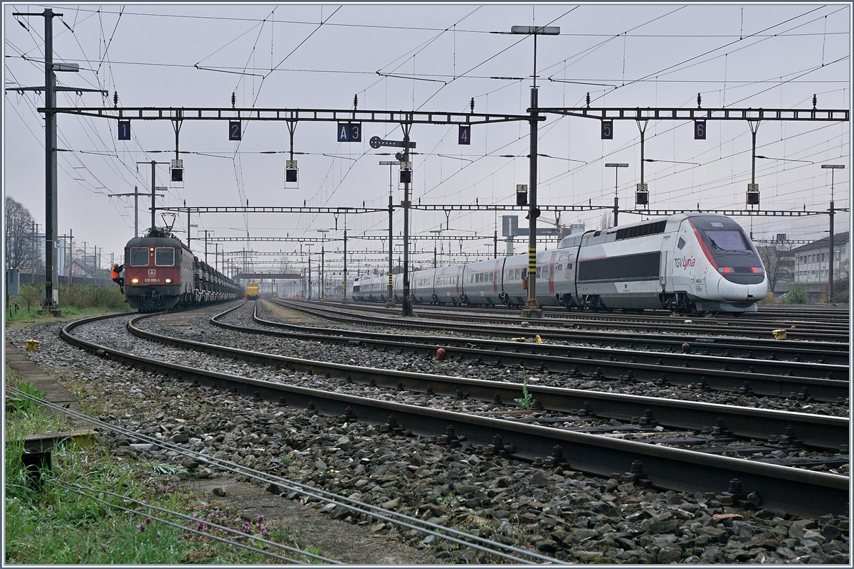 Der TGV Lyria 4415 wartet im Rangierbahnhof Biel auf seinen nächsten Einsatz, der ihn als Leermaterialzug nach Bern bringen wird, doch so in der Ruhestellung brennen am Triebzug hinten und vorne die roten Schlussleuchten.

5. April 2019