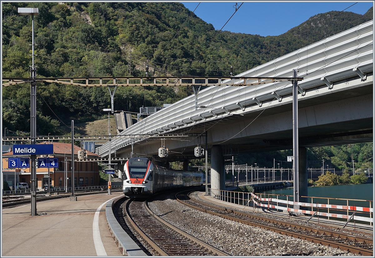 Der TILO RABe 524 105 fährt als  Treno di Servicio  durch den Bahnhof von Meldie, der zwischen Ortschaft, See und Autobahn ziemlich eingeengt ist.

28. Sept. 2018
