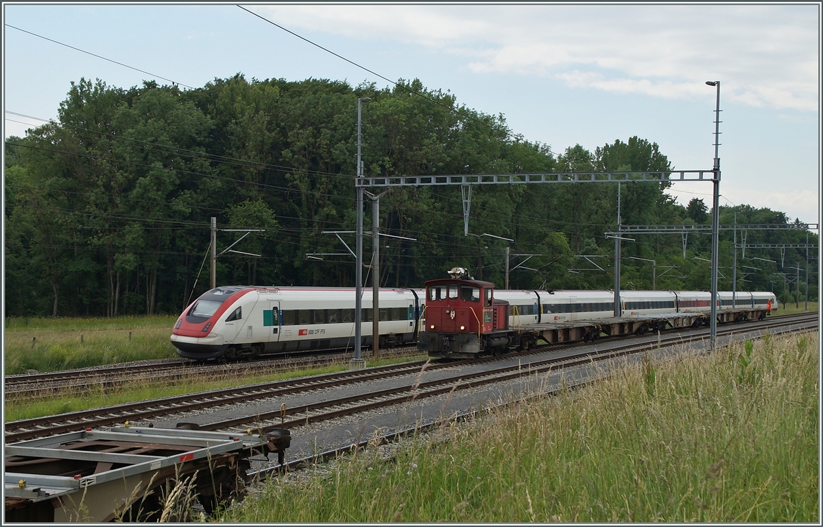 Der Tm 232 192-5 (UIC N° 98 85 5232 192-5)rangiert in Vufflens la Ville. 3. Juni 2014