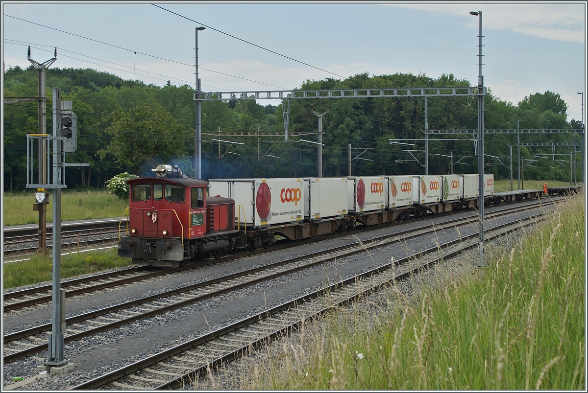 Der Tm 232 192-5 (UIC N° 98 85 5232 192-5)rangiert in Vufflens la Ville.
3. Juni 2014