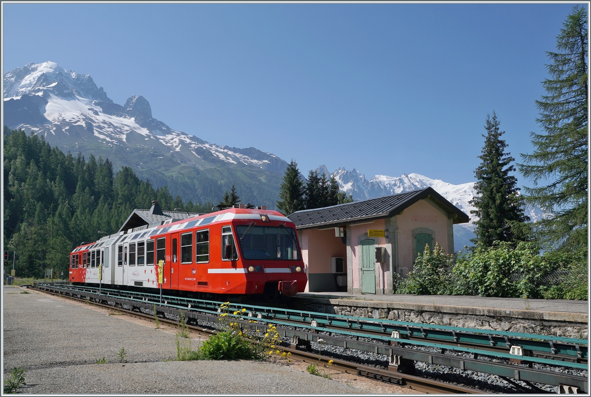 Der TMR/SNCF BD eh 4/8 N° 801/802 (94 87 0000 802-2 F SNCF) Triebzug erreicht auf seiner Fahrt von St-Gervais Les Bains Le Fayette nach Vallorcine vor dem Hintergrund des Mont Blanc Massivs den Bahnhof von Montroc Le Planet. 

20. Juli 2021 