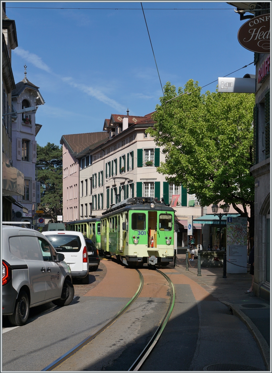 Der TPC BDeh 4/4 301 mit seinen Bt 352 auf der Fahrt nach Leysin sucht sich den engen Weg durch die Altstadt von Aigle. 

27. Juli 2024