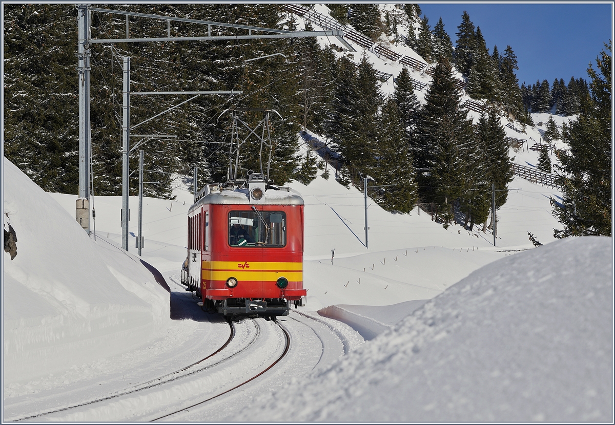 Der TPC BVB BDeh 2/4 25 erreicht die Station Bouquetins, das grüne Licht zeigt an, dass ein weiterer Zug folgen wird.

12. März 2019