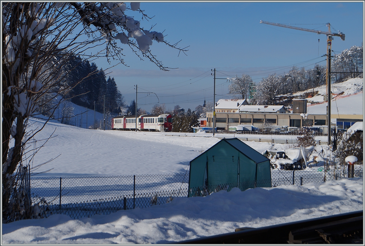 Der TPF Regionalzug (S51) 14858 von Palézieux hat sein Ziel Châtel St-Denis fast erreicht.
21. Jan 2015