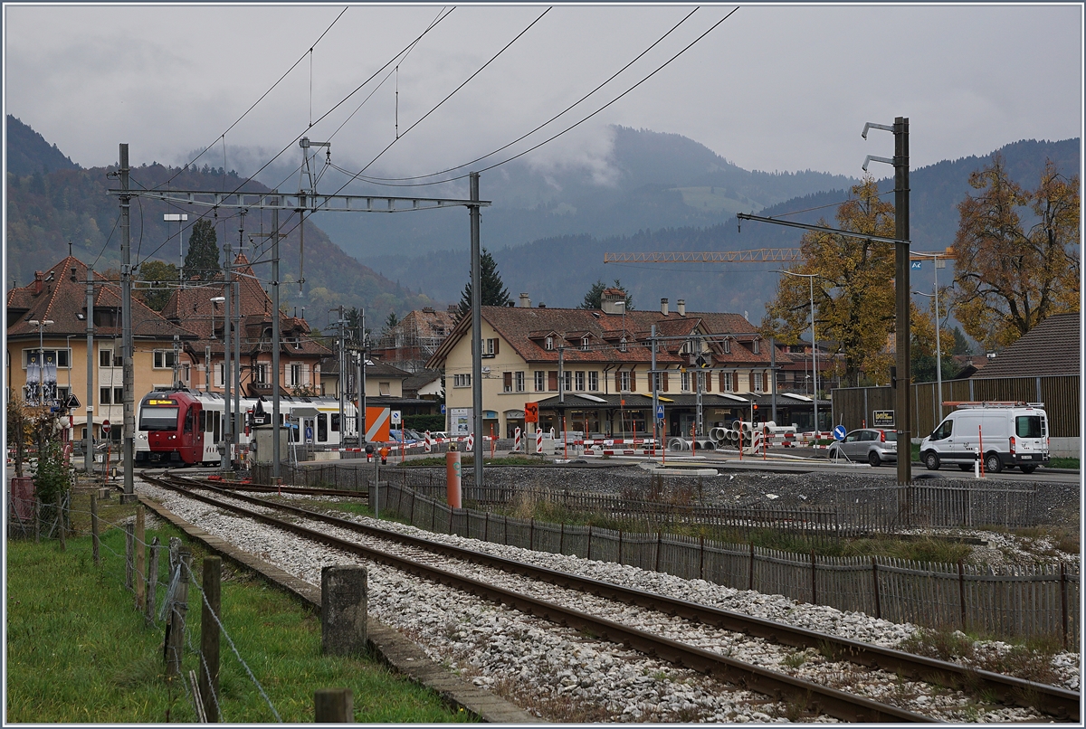 Der TPF SURF ABe 4/2 / Be 2/4 101 verlässt den  alten  Bahnhof in Richtung Montbovon. Rechts der Fahrleitungsmast deutet an, wo früher die Strecken nach Palézieux verlief.  

28. Okt. 2019