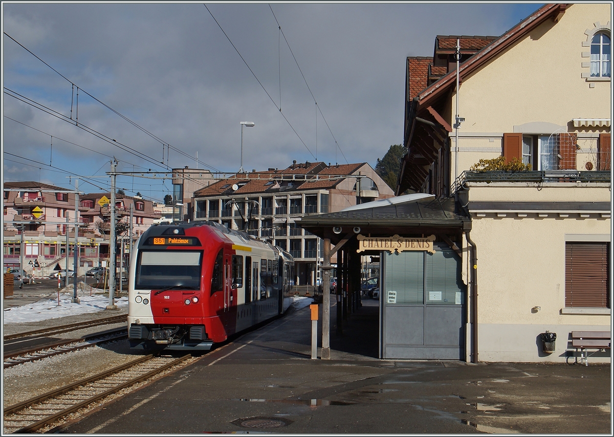 Der TPF SURF (Srie Unifie Romande pour Rseau Ferr mtrique) ABe 2/4 102 und Be 2/4 102 (mit Zwischenwagen) verlassen als S 51 104859 Chtel St-Denis mit dem Ziel Palzieux. 
29. Jan. 2016