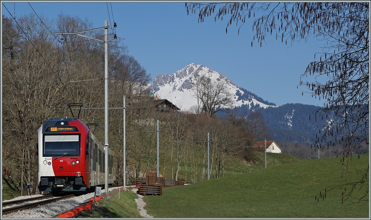 Der TPF SURF (Srie Unifie Romande pour Rseau Ferr mtrique) ABe 2/4 + B + Be 2/4 104 fhrt als S 50 kurz nach Remaufens in Richtung Chtel St-Denis.
26. Mrz 2016