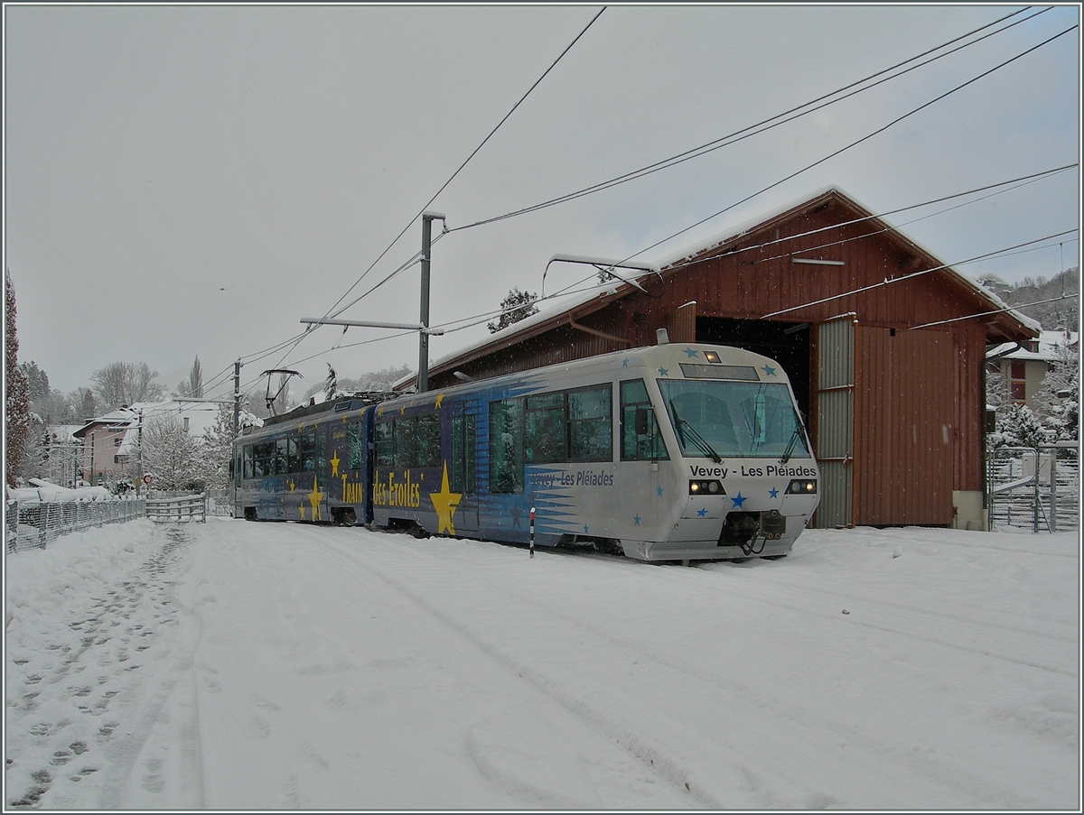 Der  Train des Etoiles  (Beh 2/4 71 mit Bt) erreicht von Vevey kommend Blonay.
1. Feb. 2015