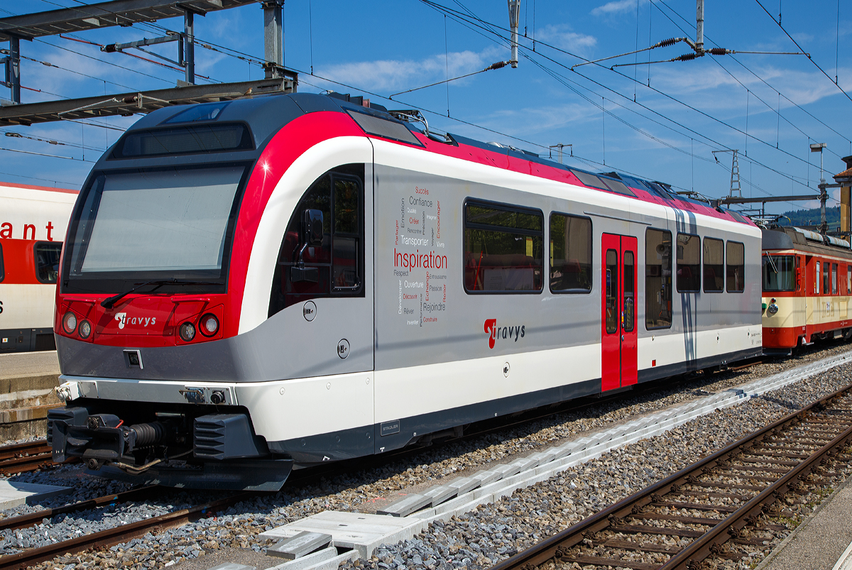 
Der Travys Be 4/4 3001 ist am 18.05.2018 einzeln beim Bahnhof Yverdon-les-Bains abgestellt. Eigentlich besteht ein Meterspur- Pendel-Triebzug meist aus der Komposition  Be 4/4 + AB +Be 4/4 (Triebwagen, 1./2. Klasse Niederflurzwischenwagen und Triebwagen).

Die Westschweizer Meterspurzüge aus den Jahren 2015/16 sind elektrische Niederflur-Triebzüge und -Triebwagen des Herstellers Stadler Rail, die bei sechs Westschweizer Privatbahnen (MBC, TPF, NStCM, CJ, MOB und Travys) unterschiedlichen Achsfolgen unter verschiedenen Stromsystemen im Einsatz stehen. Fünf ABe 4/12 für die AB (Appenzeller Bahnen) kamen noch 2018 hinzu. Das Konzept der Meterspurzüge weist einige Gemeinsamkeiten mit den normalspurigen Stadler Flirt auf.

2009 bestellte die Nyon-Saint-Cergue-Morez-Bahn (NStCM) bei Stadler vier zweiteilige Triebzüge ABe 4/8. Die NStCM hatte zunächst Interesse an Zügen in der Bauart der RBe 4/8 der LEB. Der Kanton Waadt verweigerte jedoch die Finanzierung der Kleinserie und forderte aus Kostengründen eine gemeinsame Bestellung mit anderen Bahnen. Bei den Deutschschweizer Meterspurbahnen wusste man nichts von der Bestellung. Indessen verzeichneten mehrere Meterspurbahnen in der Romandie starke Nachfragesteigerungen, so dass der Kanton Waadt eine Kapazitätssteigerung und Erneuerung der auf seinem Gebiet verkehrenden Privatbahnen beschloss. Daraufhin schrieben die drei Waadtländer Meterspurbahnen MBC, Travys und Montreux-Berner Oberland-Bahn (MOB) zusammen mit den Transports publics fribourgeois (TPF) die Lieferung von 17 zwei- und dreiteiligen Triebzügen aus. Trotz der Konkurrenz des Bombardier-Konzerns, der in Villeneuve ein Werk betreibt, erhielt Stadler Bussnang den Auftrag im Wert von 151 Millionen Franken. Damit hat der Thurgauer Hersteller bei den Schweizer Meterspurfahrzeugen seinen Konkurrenten aus dem Markt gedrängt. Mit der gemeinsamen Bestellung ließen sich 28 Millionen Franken einsparen. Die NStCM schloss sich der Bestellung mit vier zweiteiligen Zügen im Wert von 66 Millionen an. Nachträglich bestellten die Chemins de fer du Jura (CJ) fünf Einteiler. 

Die Anforderungen der Kunden sind unterschiedlich. MBC und Travys fahren mit 15.000 Volt Wechselstrom, die anderen Bahnen mit Gleichstrom. Die Strecken von MBC, Travys und MOB sind mit ihren starken Steigungen anspruchsvoll. Die MBC bestellten einen dreiteiligen und drei zweiteilige Züge, wobei die Zweiteiler mit den bereits vorhandenen Niederflurzwischenwagen zu Dreiteilern ergänzt wurden. Die Zugkraft ist so ausgelegt, dass sie für den Militärverkehr bis zu vier zusätzliche Personenwagen nach Bière befördern können. Mit den drei dreiteiligen Zügen stehen Travys zusammen mit den beiden GTW ABe 2/6 modernes Rollmaterial für die Strecke Yverdon–Ste-Croix (YSteC) zur Verfügung. Die vier leistungsstarken Zweiteiler der MOB werden wie die Allegra der RhB zur Traktion von längeren Zügen mit bis zu neun Reisezugwagen eingesetzt. Die TPF nutzen die neuen Fahrzeuge, um auf ihrem Schmalspurnetz die erste Wagenklasse einzuführen. Die als Dreiteiler abgelieferten Züge können zur Anpassung an die Verkehrsnachfrage als zwei- und vierteilige Kompositionen formiert werden. MBC und MOB vereinbarten Optionen über je eine zusätzliche Komposition, die TPF über vier und die NStCM über fünf, wobei die Bestellung der NStCM für das Jahr 2018 geplant ist.

TECHNISCH DATEN (Be 4/4 3001 -  3006):
Hersteller: Stadler (2015) , 6 Triebwagen bzw. 3 Triebzüge
Spurweite: 1.000 mm
Achsfolge: Bo‘Bo’  (Bo‘Bo’ + 2’2’ + Bo‘Bo’ in Komposition  Be4/4+AB+Be4/4 )
Länge über Puffer: 20.155 mm (60.310 mm als Triebzug)
Achsabstand im Drehgestell: 2.000 mm
Breite: 2.650 mm
Höhe: 4.022 mm
Eigengewicht: 45 t
Dauerleistung: 1.020 kW (am Rad)
Kurzzeitleistung: 1.400 kW
Anfahrzugkraft: 150 kN (bis 35 km/h)
Stromsystem: 15kV, 16,7Hz
Höchstgeschwindigkeit: 100 km/h
Sitzplätze:  45  in der 2. Klasse und 4 Klappsitze
Fußbodenhöhe: 1.100 mm (Hochflur)  / 480 mm (Niederfur)
Bremsen: Elektrische Rekuperationsbremse, pneumatische Charmilles-Bremse, magnetische Knorr-Bremse
Kupplungstyp: +GF+