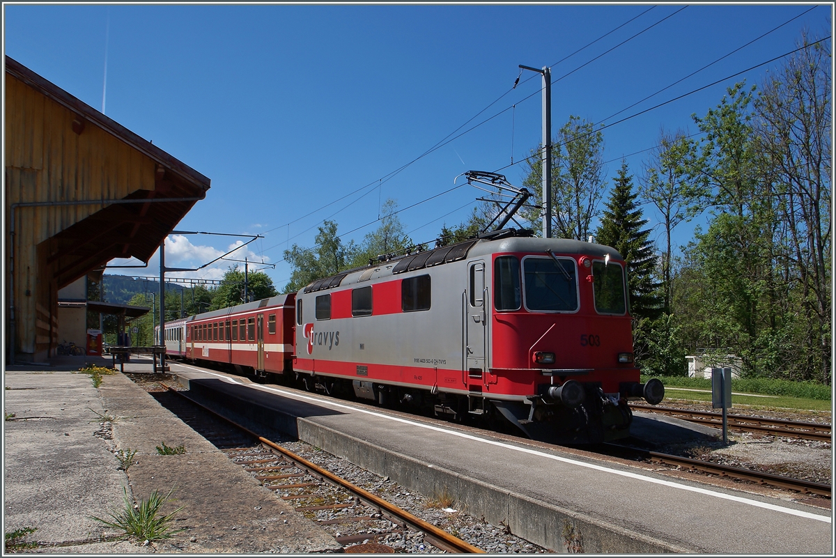 Der Travys Schülerzug 6020/6019 in Le Pont, der mangels weiterer Gleise in Le Pont ausser Mittwoch (Schulfreier Nachmittag) als Leermaterialzug nach Le Lieu zurückfahrt, aber heute an diesem Mittwoch als Regelzug 6019 Le Pont - Le Brassus zu finden ist.
Dieses Bild zeigt die ex SBB Re 4/4 II Seite Vallorbe. 
3. Juni 2015