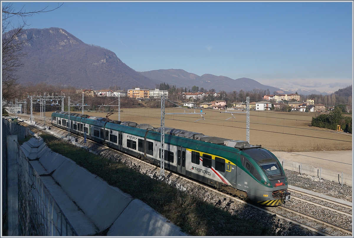 Der Trenord ETR 425 023 als RE von Porto Ceresio nach Milano Garibaldi zwischen der Abzweigstation P.M. Bevera (km 7.525) und Arcisate. 