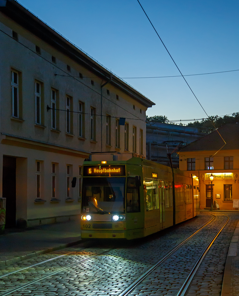 
Der Triebwagen 102 der VBBr (Verkehrsbetriebe Brandenburg an der Havel GmbH), ein DUEWAG-Niederflur-Gelenktriebwagen vom Typ MGT6D, erreicht am 18.09.2018, als Linie 6 zum Hauptbahnhof, die Haltestelle Ritterstraße/Museum.  

Der Zweirichtungstriebwagen ist ein 1995 von DUEWAG und Siemens gebauter Niederflur-Gelenktriebwagen vom Typ MGT6D der Bauart NGT6 (6xGlNfTwZR).