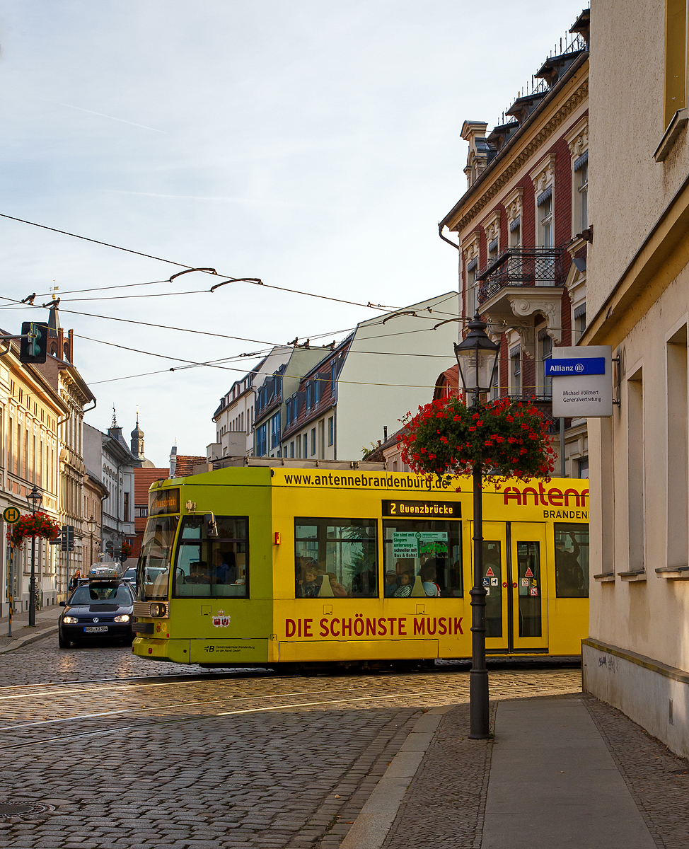 Der Triebwagen 102 der VBBr (Verkehrsbetriebe Brandenburg an der Havel GmbH), ein sechsachsiger dreiteiliger DUEWAG-Niederflur-Zweirichtungs-Gelenktriebwagen vom Typ MGT6D, kommt am 20.09.2018 aus der Ritterstraße auf die Plauer Straße. Er fährt als Linie 2 zur Quenzbrücke.

Der Zweirichtungstriebwagen ist ein 1995 von DUEWAG und Siemens gebauter Niederflur-Gelenktriebwagen vom Typ MGT6D der Bauart NGT6 (6xGlNfTwZR). Der Niederfluranteil beträgt ca. 70%.
