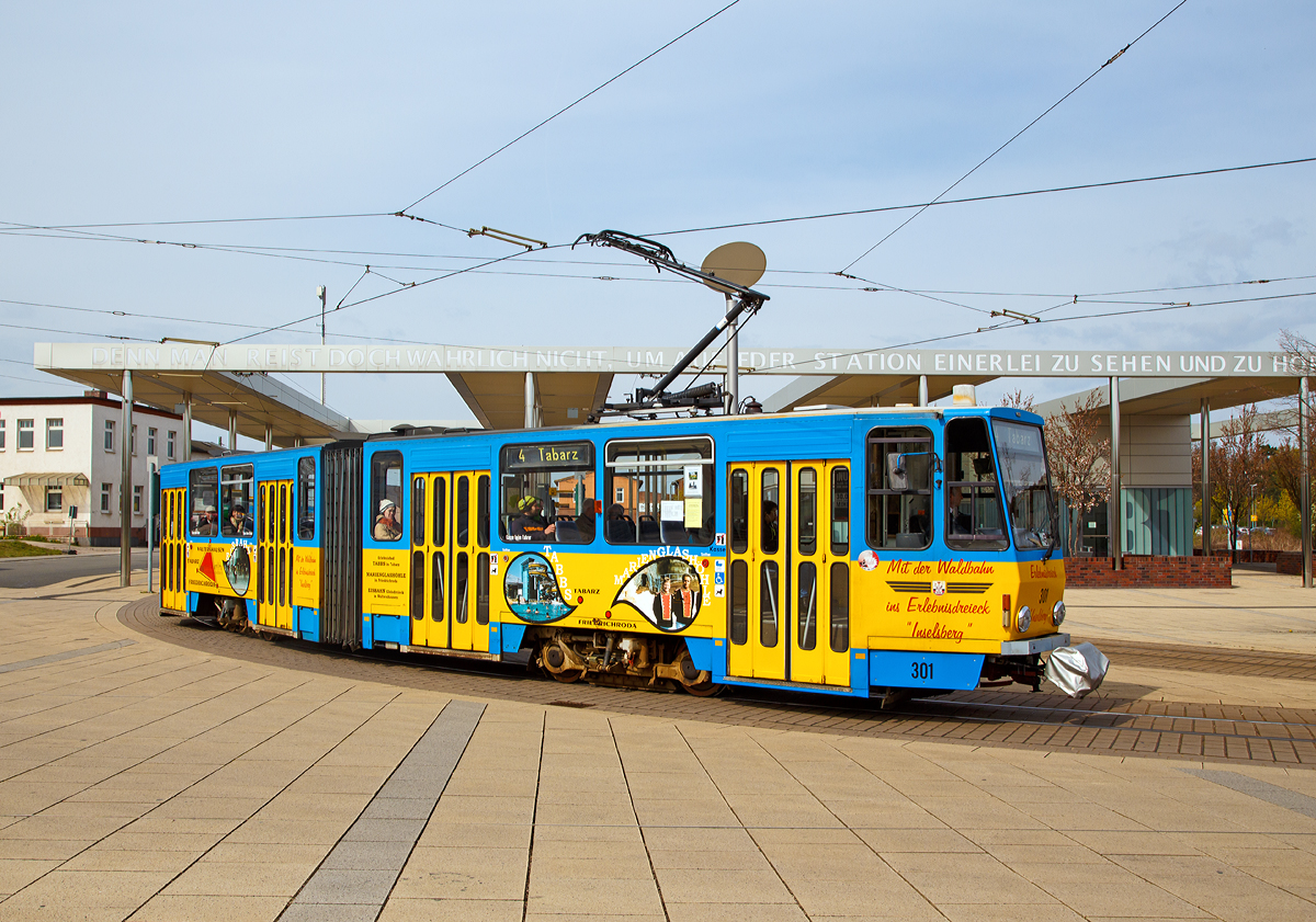 
Der Triebwagen 301 der Thringerwaldbahn und Straenbahn Gotha GmbH (TWSB), ein Tatra (ČKD Praha) Kurzgelenktriebwagen vom Typ KT4D mod (mod fr „modernisiert“), fhrt am 30.04.2016 von der Station Hauptbahnhof Gotha, als Linie 4 „Waldbahn“ los in Richtung Tabarz.

Die Thringerwaldbahn ist eine berlandstraenbahn in Thringen. Sie bedient von Gotha ausgehend den Nordrand des Thringer Waldes. Im engeren Sinn steht der Begriff Thringerwaldbahn fr die Linie 4 der Straenbahn Gotha. Betrieben wird sie mit dieser von der Thringerwaldbahn und Straenbahn Gotha GmbH (TWSB).

Die Fahrt mit der Thringerwaldbahn beginnt am Bahnhof Gotha, der von der Straenbahngesellschaft als Hauptbahnhof bezeichnet wird, und fhrt in das 21,7 Kilometer entfernte Tabarz am Fue des Groen Inselsbergs. Die Reisezeit ber die Gesamtstrecke betrgt knapp eine Stunde, dabei werden 22 Haltestellen bedient. 

Der Treibwagen 301 wurde 1981 von ČKD Tatra in Prag gebaut. Zwischen 1997 und 2000 wurden die TW 301 bis in Eigenarbeit durch die Thringerwaldbahn und Straenbahn Gotha GmbH in Zusammenarbeit mit Kiepe-Elektronik vollstndig modernisiert, es wurde nahezu die gesamte elektrische Ausrstung ausgetauscht. Es gibt zwei verschiedene Ausfhrungen der Tatra Triebwagen,  die Stadtausfhrung, wie bei diesem Triebwagen (301) mit 26 Sitzpltzen, sowie die berlandausfhrung mit 44 Sitzpltzen.

Technische Daten:
Spurweite: 1.000 mm (Meterspur)
Achsformel: Bo'Bo'
Bauart: 4-achsiger Straenbahn-Einrichtungs-Kurzgelenktriebwagen
Lnge ber Kupplung: 19.015 mm
Lnge: 18.110 mm
Hhe: 3.100 mm
Breite: 2.200 mm
Drehzapfenabstand: 8.900 mm
Drehgestellachsstand: 1.900 mm
Leergewicht: 20,3 t
Hchstgeschwindigkeit: 63 km/h
Stundenleistung: 160 kW (4 x 40 kW)
Stromsystem: 600 Volt DC (=)
Anzahl der Fahrmotoren: 4
Antriebsmotoren: TE 022H

ČKD Tatra baute zwischen 1974 und 1997 insgesamt 1.753 Triebwagen von dem Typ KT4D, u.a. fr die Stdte Berlin, Brandenburg an der Havel, Cottbus, Erfurt, Frankfurt (Oder), Gera, Gotha, Grlitz, Leipzig, Plauen, Potsdam und Zwickau
