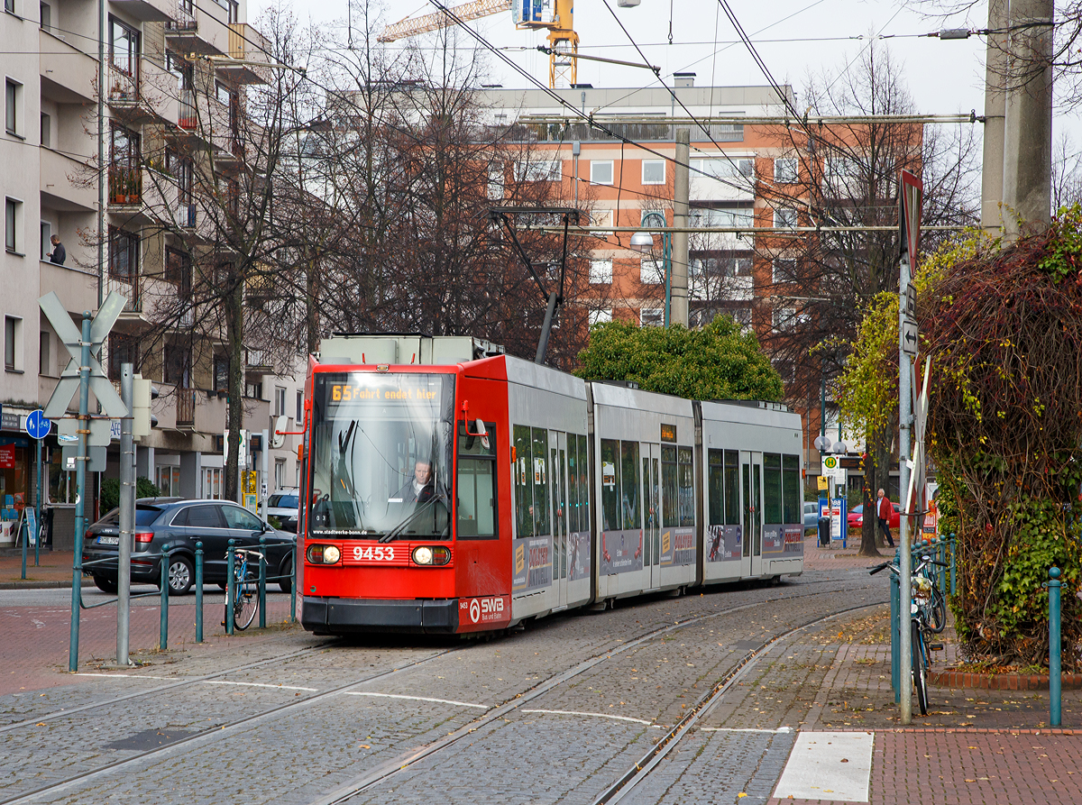 Der Triebwagen 9453 der SWB (Stadtwerke Bonn Verkehrs GmbH) fährt am 31.10.2015 von der Haltestelle Bonn-Beuel Bahnhof ins SWB Depot Bonn-Beuel. 

Der Triebwagen ist ein 1994 gebauter Niederflur-Straßenbahnwagen vom Düwag Typ R1.1, Bauart NGT6 (6xGlNfTwZR). 
Das Stadt- und Straßenbahnnetz in Bonn wird mit 750 V DC (Gleichstrom) betrieben.