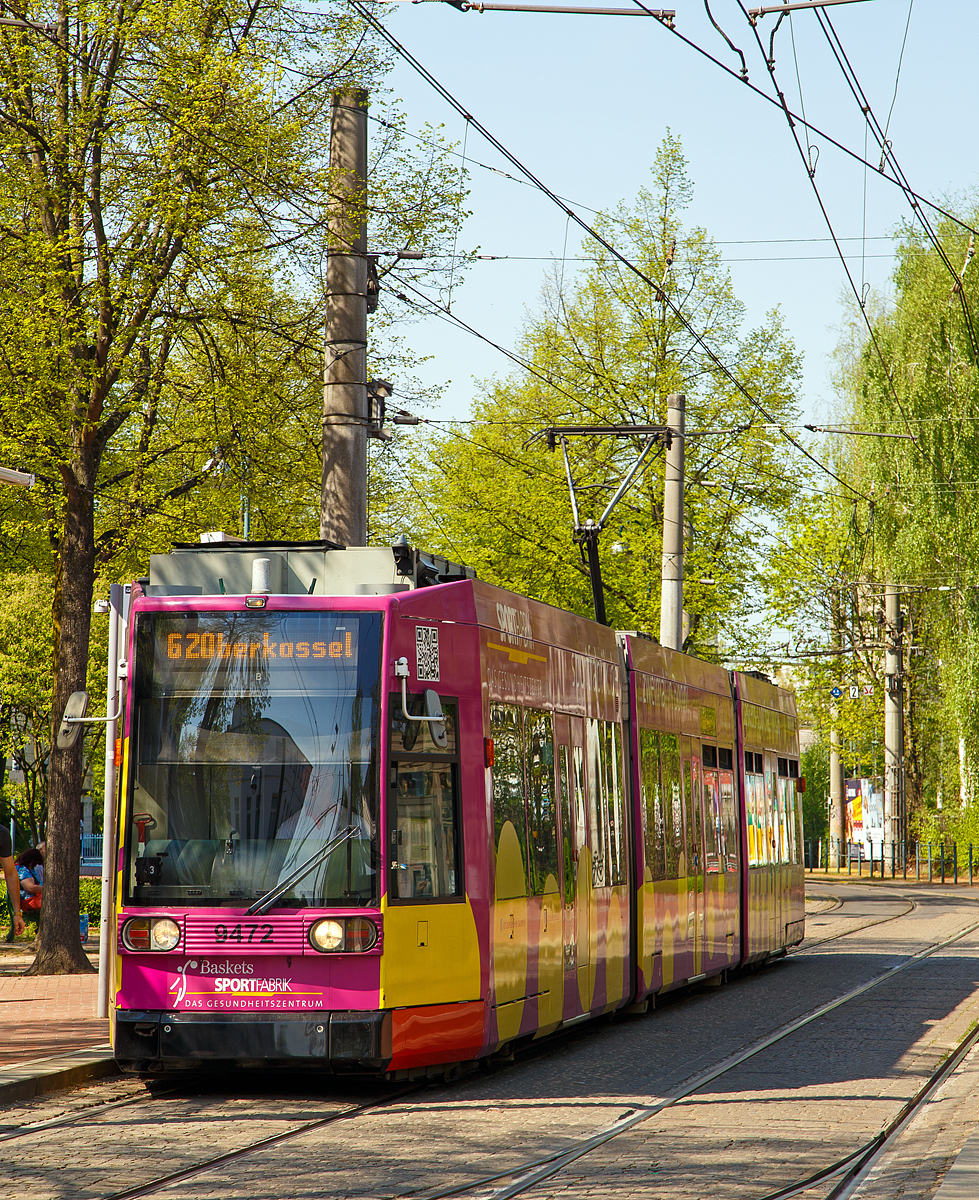 
Der Triebwagen 9472 der SWB (Stadtwerke Bonn Verkehrs GmbH) erreicht am 20.04.2018 kurz die Haltestelle Beuel Bahnhof, als Linie 62 nach Oberkassel. Der Zweirichtungs-Triebwagen ist ein 1994 gebauter DUEWAG-Niederflurwagen vom Typ MGT6D Bauart NGT6 (6xGlNfTwZR), von der SWB als Typ R1.1 bezeichnet.

TECHNISCHE DATEN:
Spurweite: 1.435 mm
Bauart: 6xGlNfTwZR
Achsfolge: Bo'+1'1'+Bo'
Gesamtlänge: 28.570 mm  
Wagenkastenbreite : 2.400 mm
Niederfluranteil: ca. 65 %
Sitzplätze: 72
Stehplätze: 97(4 Pers/m²)
Netzspannung:  750 V DC Oberleitung
Leistung: 4 x 105 kW
Höchstgeschwindigkeit: 70 km/h