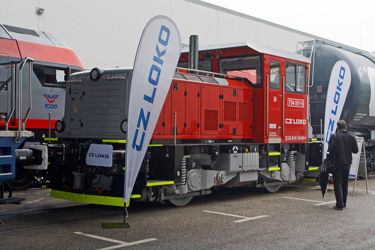 Der tschechische Hersteller CZ LOKO  a.s. prsentierte auf der Inno Trans 2014 in Berlin (hier 26.09.2014) mit der 794 001-8  (92 54 2794 001-8 CZ-CZ) eine neue leichte dieselelektrische Rangierlokomotive.

Die tschechische Baureihe 794 ist fr leichte Rangier- und Streckendienst auf Nebengleisen gedacht und erfllt den Standard UIC 505-1, zudem erfllt sie Standards fr die U-Bahnen von Prag, Budapest und Warschau. 

Technische Daten:
Spurweite:  1.435 mm
Anzahl der Antriebsachsen: 2
Achsanordnung:  Bo
Lnge ber Puffer: 7.888
Achsabstand: 3.500 mm
Hhe: 3.460 mm
Triebraddurchmesser: 1.050 mm
Hchstgeschwindigkeit:  60 km/h
Dieselmotor:  CAT C13
Motorleistung:  328 kW
Maximale Anhngelast: 120 kN
Gesamtgewicht: 28 bis 32 Tonnen
Achslast: 14-16 Tonnen
Tankinhalt: 700 l
