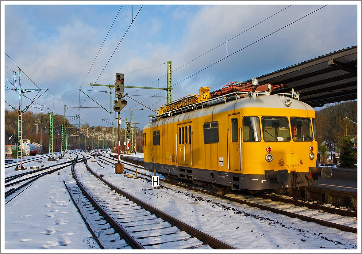 Der Turmtriebwagen 701 142-2 der HWB - Hochwaldbahn, Hermeskeil fährt (oder besser knattert) am 28.01.2013 durch den Bahnhof Betzdorf/Sieg in Richtung Köln.

Ob er wohl in seiner alten Heimat war, denn bis zur Ausmusterung bei der DB am 15.12.2006 war die Einsatzstelle Bw Siegen.
Der Turmtriebwagen wurde 1971 bei WMD in Donauwörth unter der Fabriknummer 1556 gebaut.


Die Turmtriebwagen der DB-Baureihen 701 sind eine Serie von Bahndienstfahrzeugen der Deutschen Bundesbahn.

In den 1950er Jahren wurde das Netz der Deutschen Bundesbahn zunehmend elektrifiziert. Damit entstand ein Bedarf an Fahrzeugen zur Installation und Instandhaltung der Fahrleitung. Deshalb beschaffte die Deutsche Bundesbahn insgesamt 167 überwiegend zweimotorige moderne Wartungsfahrzeuge für diesen Zweck. Der VT 55 (ab 1968 Baureihe 701) entstand auf Basis des Schienenbusses VT 98 (ab 1968 Baureihe 798). Hersteller war die Waggon- und Maschinenbau GmbH in Donauwörth.

Zwischen den Führerständen befindet sich ein 26 m² großer Aufenthaltsraum mit einer Werkstatt. Dort sind Regale, eine Werkbank sowie eine Sitz- und Waschgelegenheit montiert, auch der Zugang zur Kanzel zur Beobachtung der Fahrleitung befindet sich dort. Die einzige Änderung des Wagenkastens im Vergleich zur BR 798 ist die Erhöhung des Daches.

Auf dem Dach befindet sich ein Stromabnehmer zur Erdung und Prüfung der Fahrleitung. Das Dach wird fast vollständig von einer hydraulisch heb- und schwenkbaren Arbeitsbühne bedeckt. Die Arbeitsbühne kann mit bis zu 300 Kilogramm beladen werden. Auch eine Beobachtungskanzel und Suchscheinwerfer wurden auf dem Dach angebracht.

Technische Daten:
Achsformel:  701: AA
Spurweite:  1435 mm (Normalspur)
Länge über Puffer:  13.950 mm
Dienstmasse:  24,6 t
Höchstgeschwindigkeit:  90 km/h
Installierte Leistung:  2 × 110 kW
Kupplungstyp:  Schraubenkupplung
