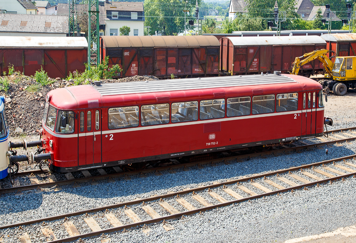 Der Uerdinger Schienenbus 798 752-2 (95 80 0798 752-1 D-EVG) der Eifelbahn Verkehrsgesellschaft mbH (EVG), ex BBG Stauden - Staudenbahn, ex VT 101 der Schienenverkehrsgesellschaft mbH in Stuttgart, ex DKB VT 209 (Drener Kreisbahn), ex 798 752-2 und ex DB VT 98 9752, abgestellt am 03.07.2015 in Linz am Rhein. 

Der Uerdinger Schienenbus bzw. Verbrennungstriebwagen wurde 1960 von der Waggon- und Maschinenbau GmbH in Donauwrth (WMD) als Lizenzbau unter der Fabriknummer 1292 gebaut und als DB VT 98 9752 an die Deutsche Bundesbahn geliefert. Zum 01.01.1968 erfolgte die Umzeichnung in DB 798 752-2, unter dieser Bezeichnung fuhr er bis zur Ausmusterung bei der DB am 14.09.1991. Dann kam er als VT 209 zur Drener Kreisbahn, im Jahr 2000 ging er als VT 101 zur Schienenverkehrsgesellschaft mbH in Stuttgart und 2004 zur BBG Stauden (Staudenbahn) wo er wieder als 798 752-2 fuhr. Seit ca. 2007 ist er nun bei der EVG - Eifelbahn Verkehrsgesellschaft in Linz am Rhein.

Die DB-Baureihe VT 98 waren Nebenbahn-Triebwagen der Deutschen Bundesbahn, ab 1968 wurden sie als DB-Baureihe 798 bzw. 796 gefhrt. Umgangssprachlich werden diese Schienenbusse als Uerdinger Schienenbusse bezeichnet, auch wenn wie dieser nicht von der Waggonfabrik Uerdingen gebaut wurde, aber die Entwicklung stammt von ihr (Lizenzvergabe).

Der VT 98.9 wurde aus dem VT 95.9 entwickelt, der fr viele Strecken mit nur einem Fahrmotor zu schwach motorisiert war. Daher hatte der VT 98.9 zwei Fahrmotoren. Die Triebwagen verfgen im Gegensatz zum VT 95 ber Pufferbohlen mit Schraubenkupplungen und knnen so Eisenbahnwagen transportieren oder zur Befrderung mit fremder Kraft am Zugende eingestellt werden.

In allen Schienenbustypen wurden Unterflurmotoren des Typs U 10 der Bssing AG eingebaut. Das Sechs-Gang-Getriebe wurde von der ZF Friedrichshafen AG geliefert.

Es wurden insgesamt 329 Triebwagen (VT) hergestellt, zu diesen wurden auch 220 Beiwagen VB 98 mit Packabteil, weitere 100 ohne Packabteil sowie 321 Steuerwagen VS 98 hergestellt. Meistens wurden bei der DB diese Fahrzeuge in der Zusammenstellung VT+VB+VS eingesetzt. Es gab aber auch krzere Zweier-Einheiten (VT+VS), gelegentlich war der Motorwagen (VT) allein unterwegs. Lngere Garnituren, bis hin zu Sechs-Wagen-Einheiten (VT+VB+VS+VT+VB+VS) wurden bei besonders hohem Fahrgastaufkommen gebildet.

1968 wurde die Bauartnummer der Triebwagen in 798 gendert, die Beiwagen erhielten die Nummern 998.0–3 und Steuerwagen 998.6–9. 

1988 wurden 47 Triebwagen, 23 Beiwagen und 43 Steuerwagen auf Einmannbetrieb umgebaut. Sie erhielten pneumatische Trschlieeinrichtungen und Zahltische fr den Triebfahrzeugfhrer. Diese Fahrzeuge erhielten die Baureihennummer 796 bzw. 996.

Technische Daten der VT 98:
Hersteller: Waggonfabrik Uerdingen, MAN, WMD
Spurweite: 1.435 mm (Normalspur)
Achsformel: Bo
Lnge ber Puffer: 13.950 mm
Achsabstand: 6.000 mm
Dienstmasse: 	20,9 t
Radsatzfahrmasse: 10,7 t
Hchstgeschwindigkeit: 90 km/h
Installierte Leistung: 2  110 kW (150 PS)
Treibraddurchmesser: 900 mm
Motorentyp: Bssing AG U 10
Leistungsbertragung: mechanisch
Sitzpltze: 	56
