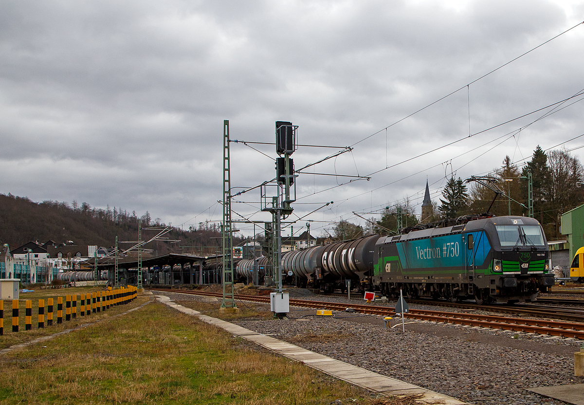 Der Vectron #750, die an die RTB CARGO GmbH vermietete Siemens Vectron MS der ELL - European Locomotive Leasing (Wien) 193 756 (91 80 6193 756-4 D-ELOC) fährt am 22.02.2022, mit einem Ethanol beladenen Kesselwagenzug (gemäß  Gefahrguttafel 33/1170), durch Betzdorf (Sieg) in Richtung Köln.

Die Siemens Vectron MS wurde 2019 von Siemens Mobilitiy in München-Allach unter der Fabriknummer 22683 gebaut und an die ELL, den Vectron Kunden, geliefert. Es war der 750. Vectron der von Siemens gebaut wurde.