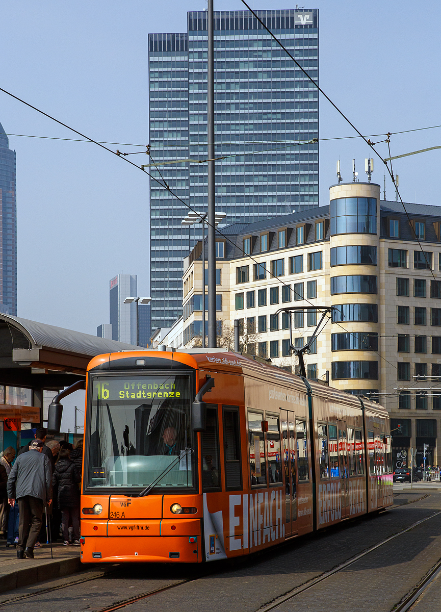 Der VGF 246 ein S-Wagen (Bombardier Flexity Classic NGT8) der Verkehrsgesellschaft Frankfurt am Main mbH, als Linie 16 nach Offenbach, am 24.03.2015 beim Halt an der Haltestelle Hauptbahnhof Frankfurt am Main.