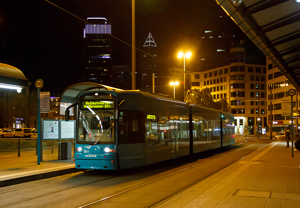 
Der VGF S-Wagen 252 ein Bombardier Flexity Classic NGT8-S der Verkehrsgesellschaft Frankfurt am Main mbH als am 18.06.2018 (0:42 Uhr) bei der Haltestelle Frankfurt am Main Hauptbahnhof.