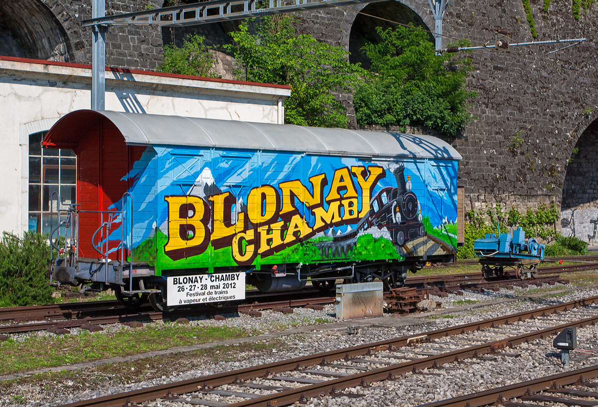 Der vierachsige gedeckte Güterwagen GMF K 672 (der Werbewagen der Museumsbahn Blonay-Chamby, tpf Gak 672, ex GMF K 672, ist am 26.05.2012 beim Bahnhof Vevey abgestellt.

Der ursprüngliche Wagen mit einer offenen Plattform wurde 1919 von SWS (Schweizerische Wagons- und Aufzügefabrik AG) gebaut und 1955 von den Werkstätten der GMF (Chemins de fer fribourgeois Gruyère–Fribourg–Morat) selbst, unter Verwendung von Teilen des OM 930, umgebaut. Im Jahr 2012 ging er von der tpf (Transports publics fribourgeois) an die Museumsbahn.

TECHNISCHE DATEN:
Typ: K4
Baujahr: 1919 / 1955
Hersteller: SWS / GMF
Spurweite: 1.000 mm (Meterspur)
Achsanzahl: 4 (Achsfolge 2'2')
Länge über Puffer: 10.390 mm
Rahmenlänge: 9.390 mm
Drehzapfenabstand: 5.300 mm
Achsabstand im Drehgesell: 1.200 mm
Eigengewicht: 9.800 kg
Nutzlast: 15.000 kg
